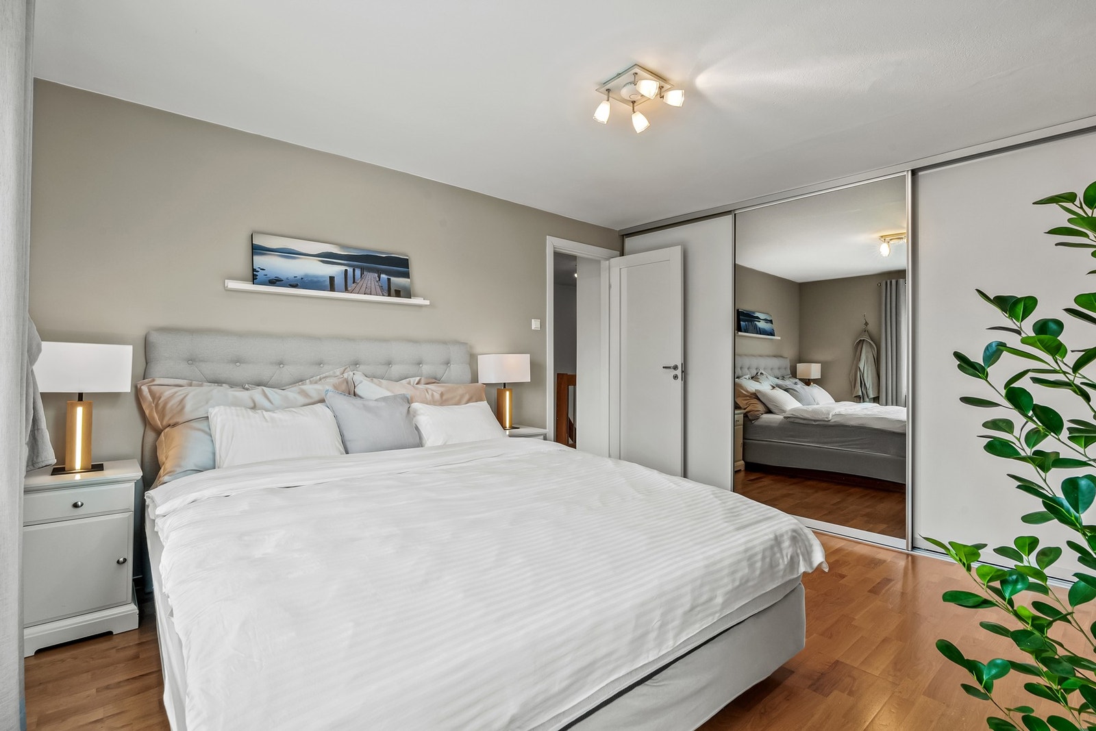 Godt med lagringsplass i en stor skyvedørsgarderobe på soverommet. Galleribilde