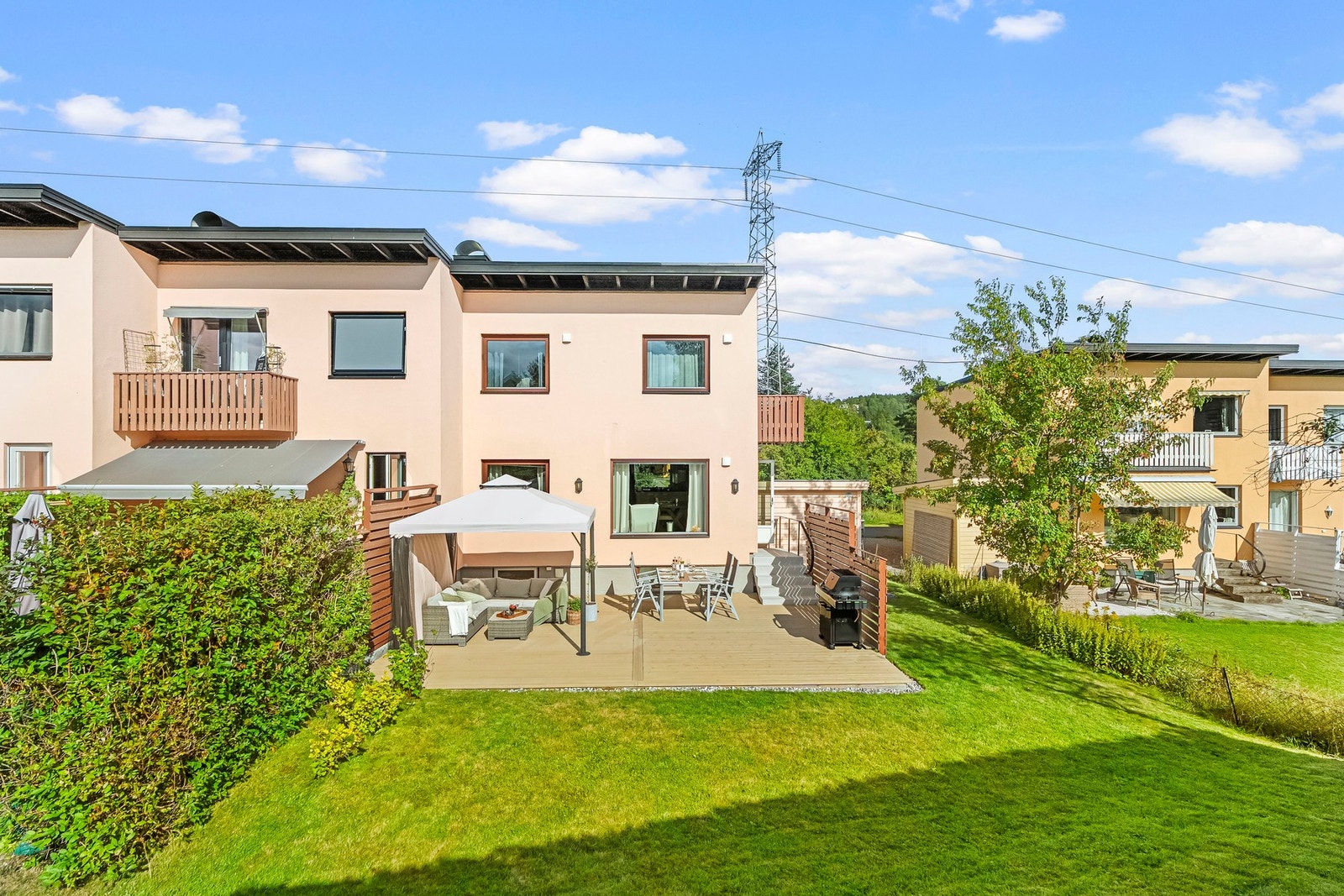 Langerudsvingen 3F er et innholdsrikt og attraktivt enderekkehus i funkisstil på 152m² over tre plan, med en svært barnevennlig beliggenhet. Galleribilde