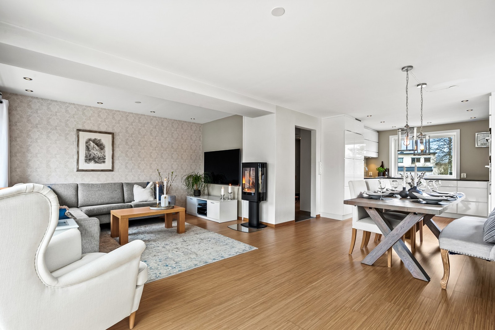 Det elektriske anlegget ble skiftet i 2012, samt innmat i sikringsskap. Dokumentasjon i Boligmappa fra elektrikerfirmaet Wethal Elektroentreprenør AS og sluttkontroll fra Elektroide AS. Galleribilde