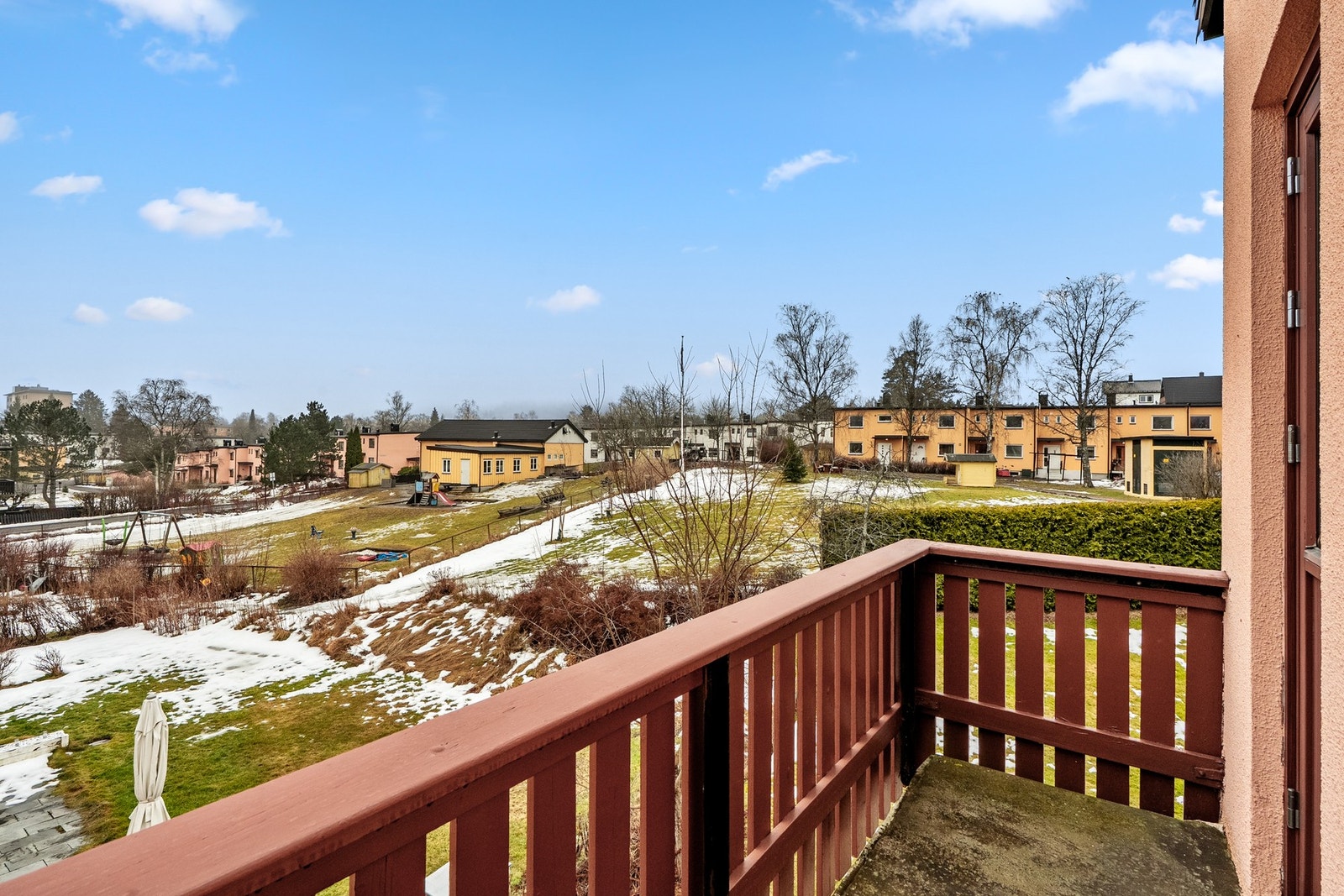 Fra hovedsoverommet er det utgang til en sydvendt luftebalkong på ca. 3 kvm. Galleribilde