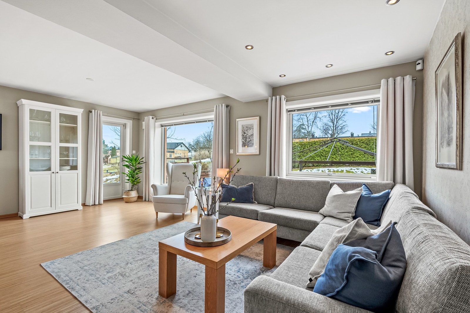 Hele boligen ble omfattende pusset opp og oppgradert i 2012. Alle vegger i boligen er utforet innvendig, og det er skjult elektrisk anlegg. Galleribilde