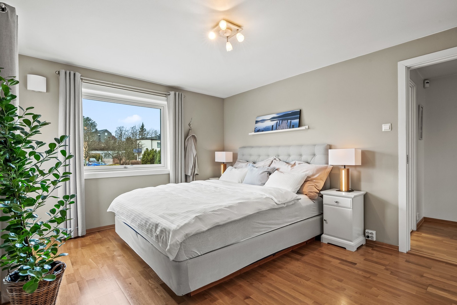 Det er tre pene soverom i rekkehuset, samlet i andre etasje, samt et rom innredet og brukt som soverom i kjelleretasjen. Galleribilde