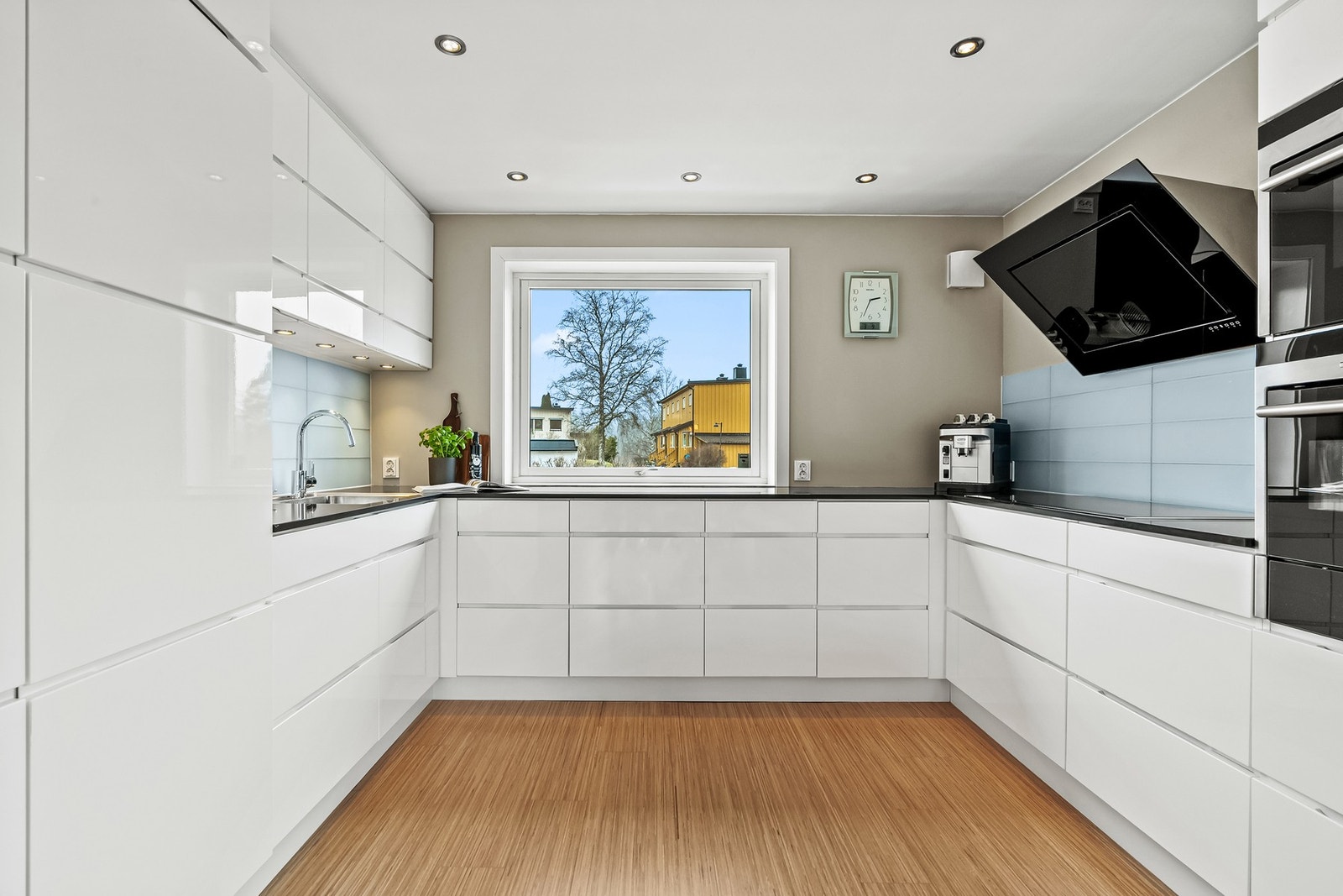 Kjøkkenet, som var nytt i 2012, har et tidsmessig og stilfullt design med rene linjer, gode benkeflater og mye oppbevaringsplass. Galleribilde