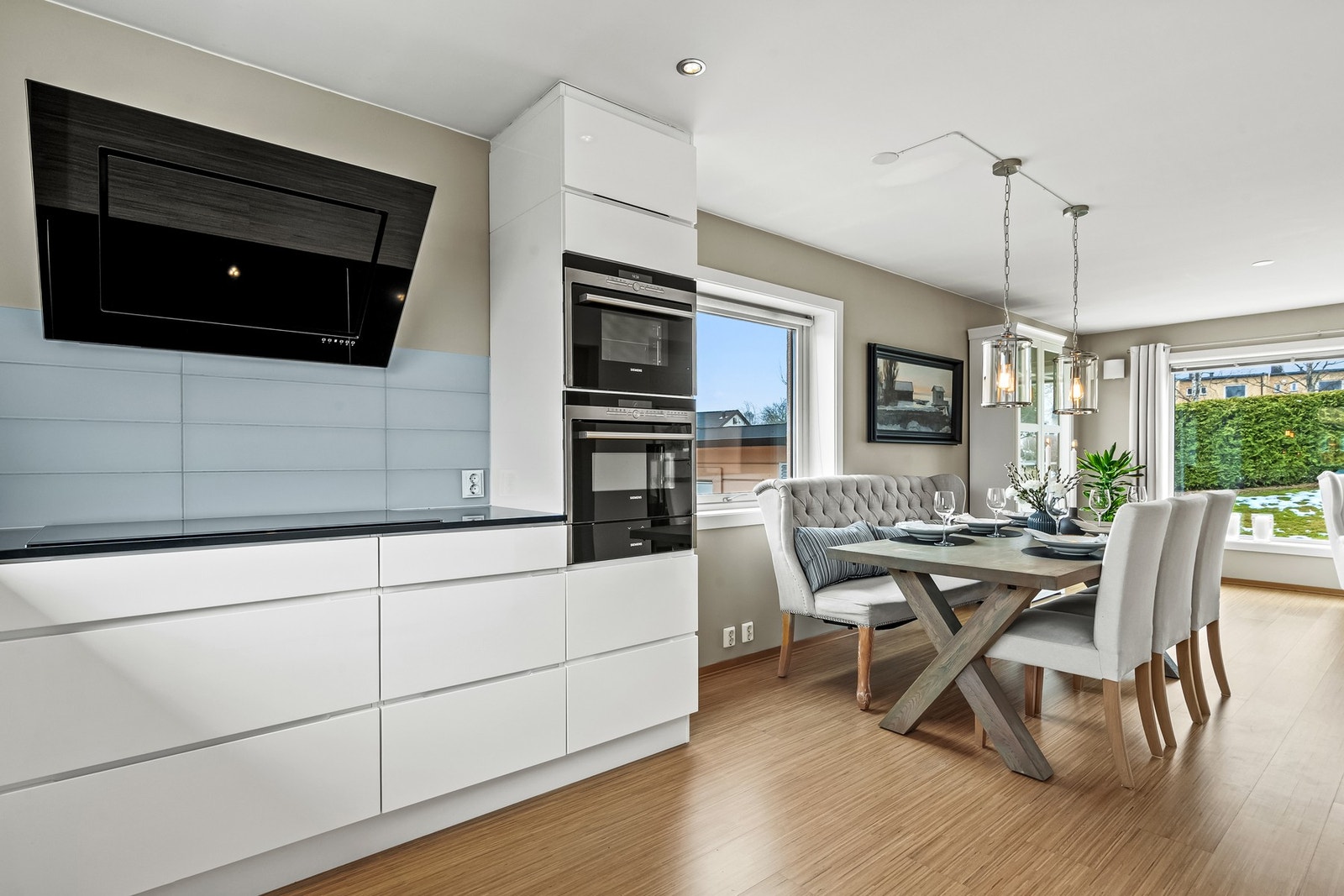 Over kokesonen er det montert en mekanisk ventilator med avtrekk ut av ytterveggen. Galleribilde