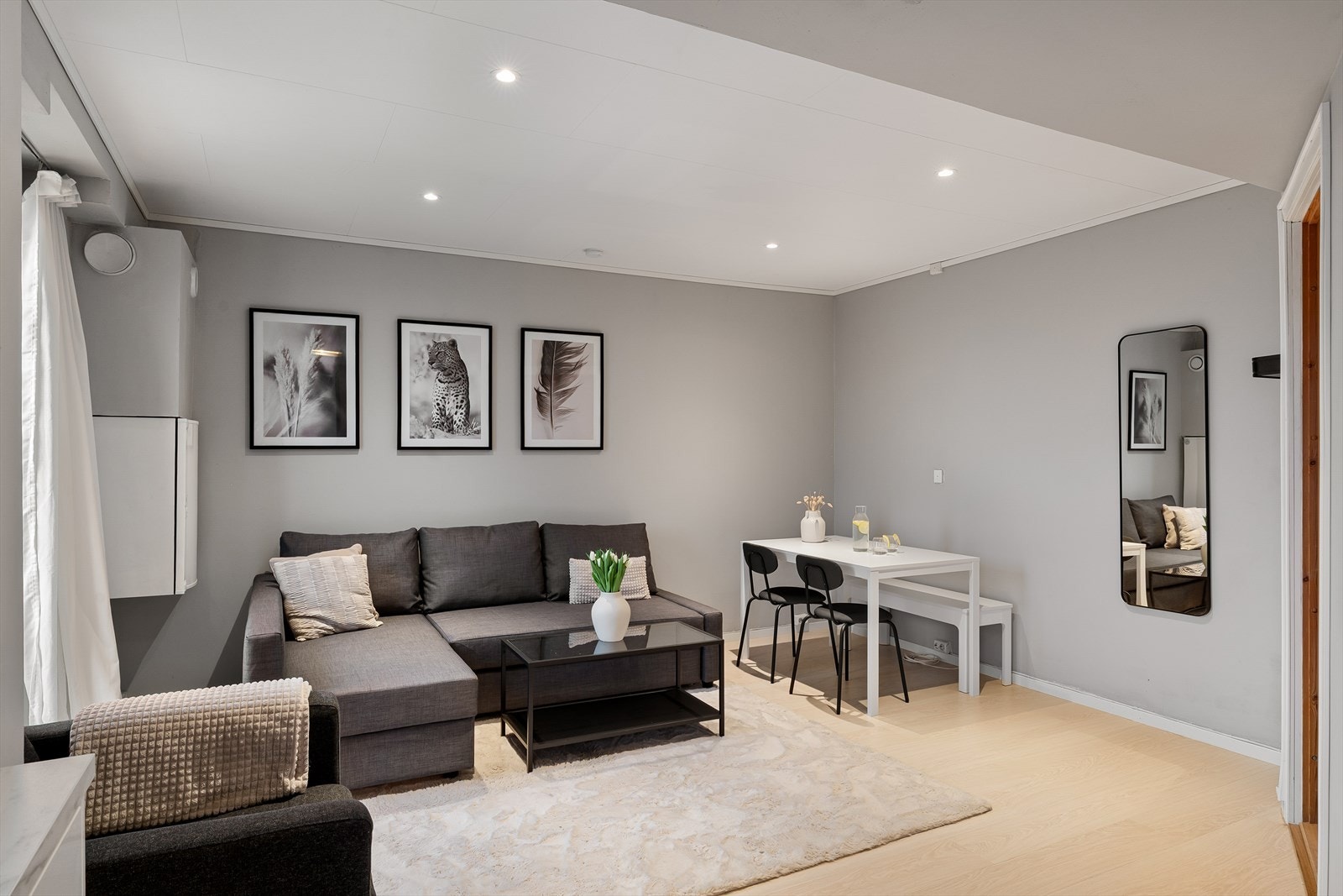 Det er plass til både en hyggelig spisegruppe og en komfortabel sittegruppe. Galleribilde