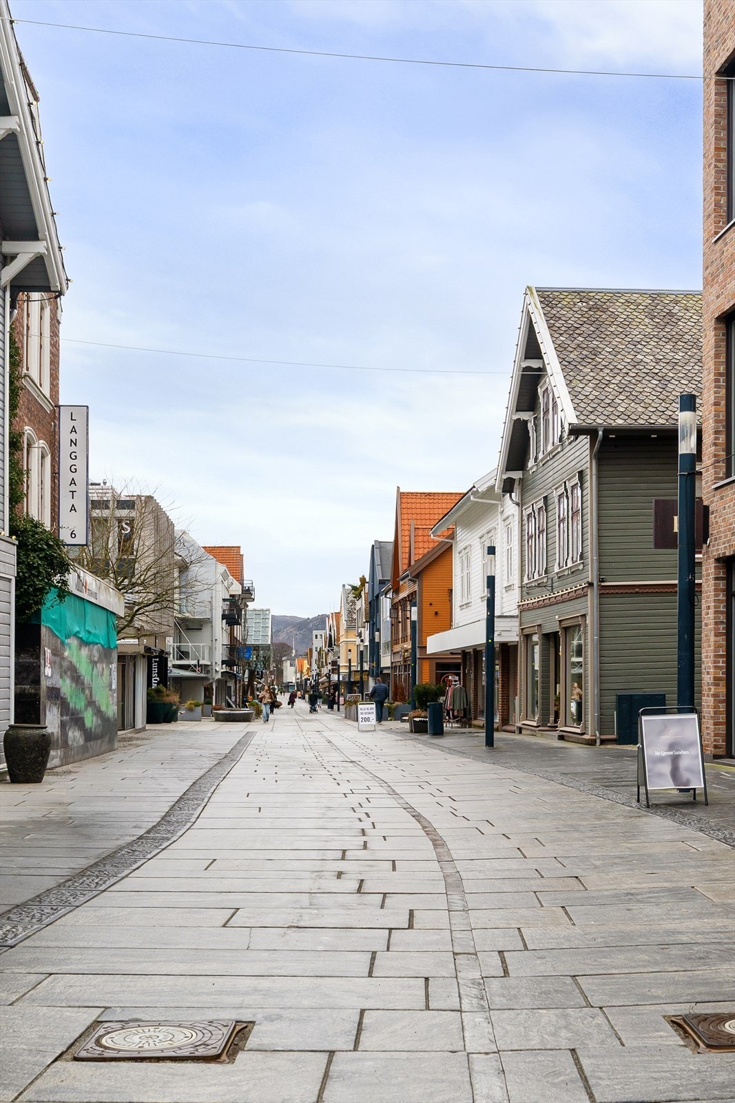 Denne leiligheten kan skilte med en svært sentral beliggenhet i Langgata. Her bor du med alt du trenger i hverdagen rett utenfor døren. Nærheten til butikker, kino, restauranter og offentlig kommunikasjon. Galleribilde