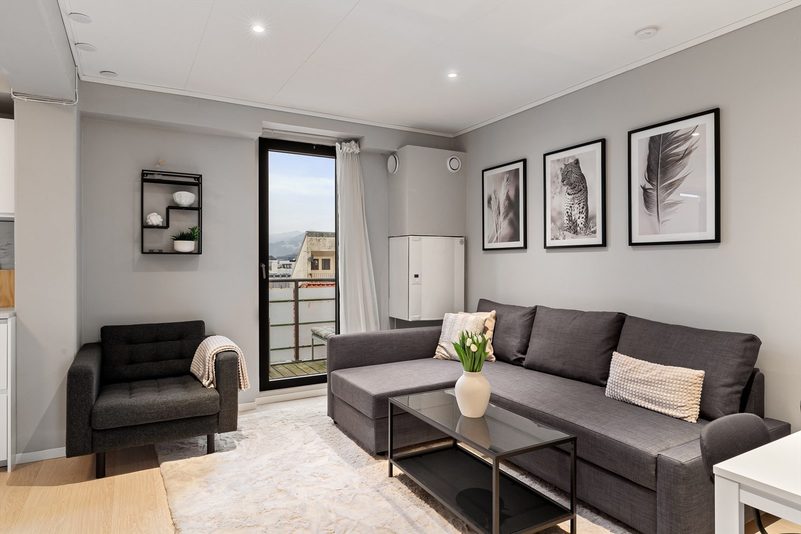 Stuen oppleves lys og luftig med stor glassflate som slipper inn rikelig med lys. Utgang til boligens private balkong Galleribilde