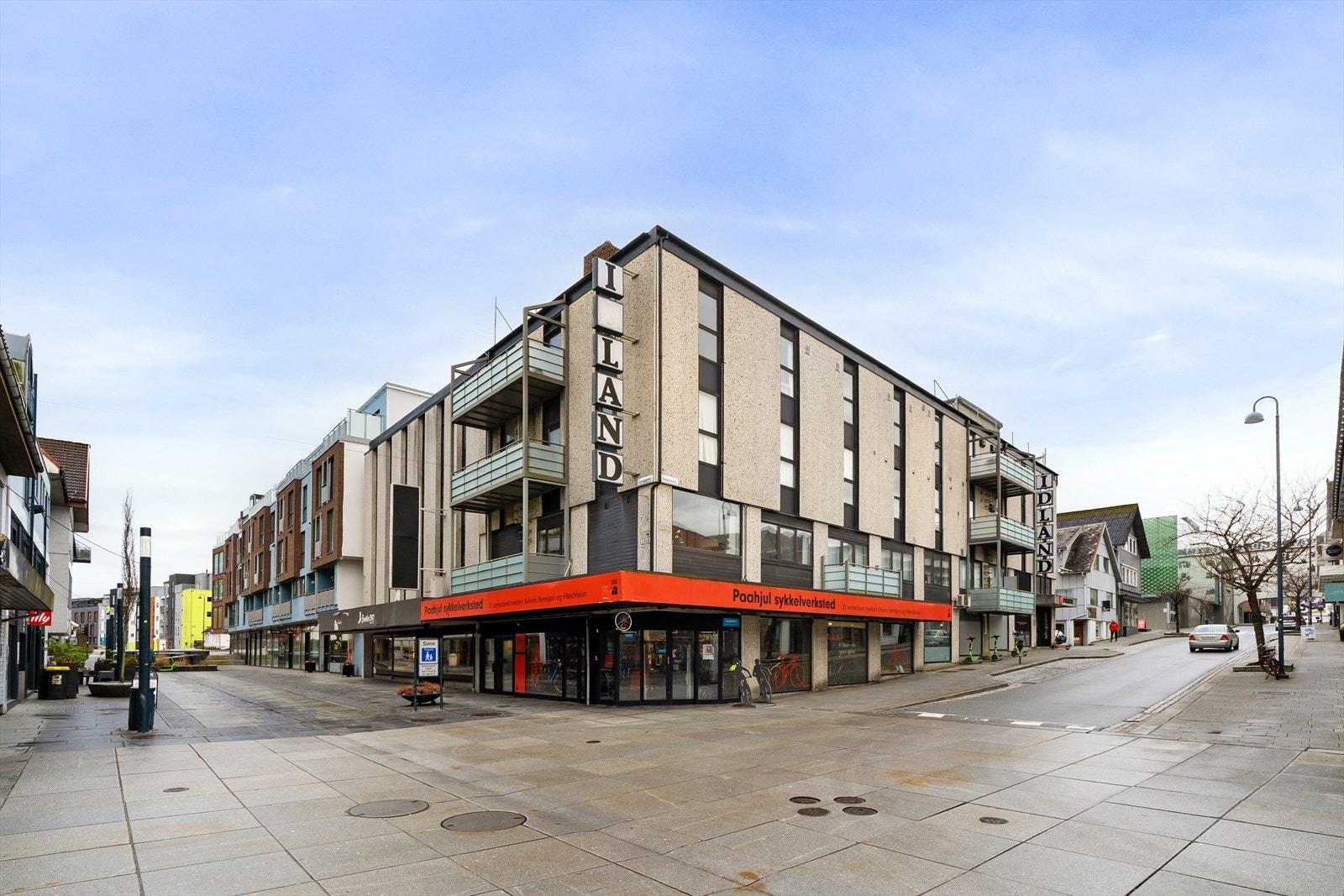 Leiligheten ligger i Idland bygget som er plassert i Sandnes sin handlegate, Langgata. Galleribilde