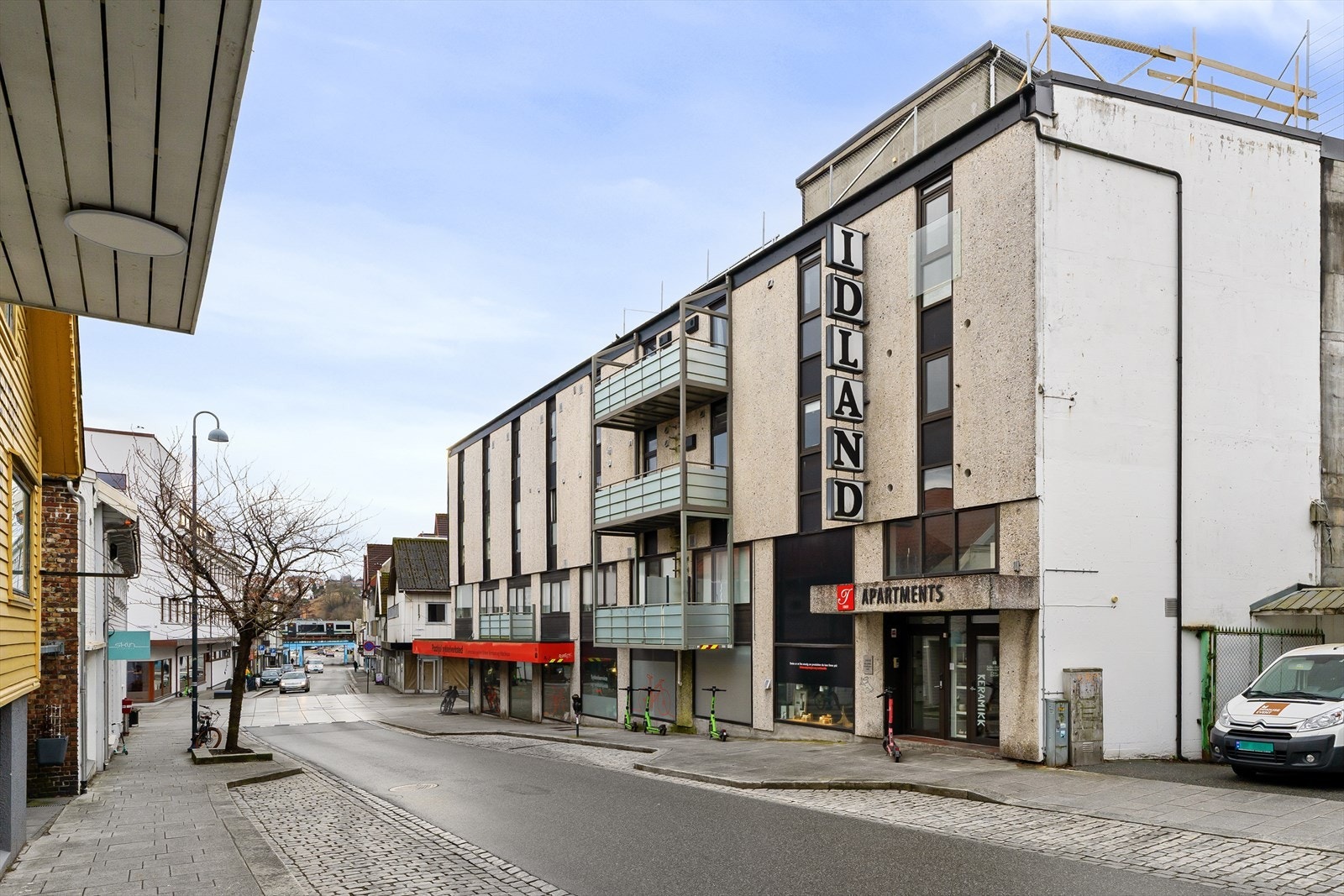 Inngang til leiligheten i oppgangen under skiltet "Apartments". Galleribilde