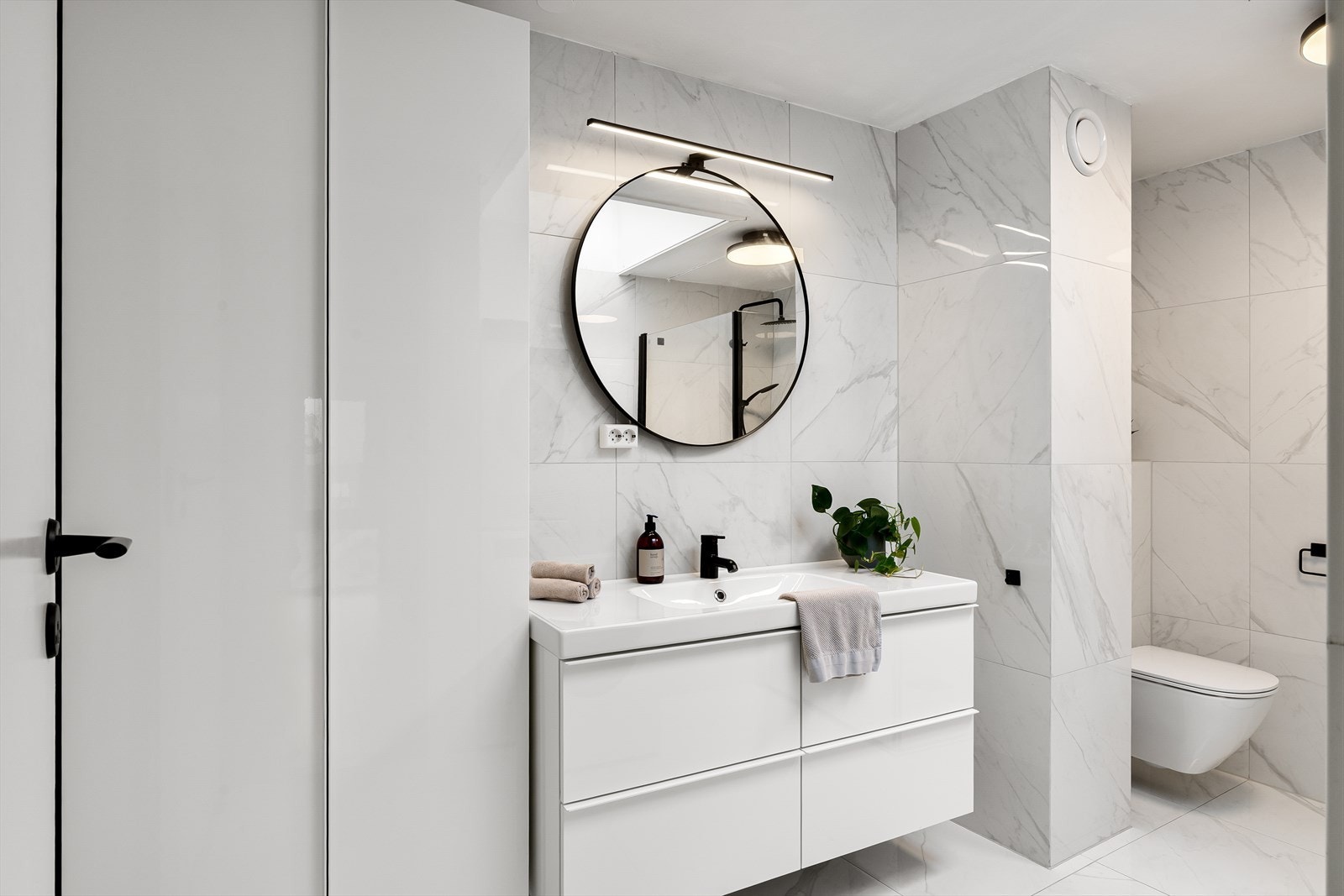 Badet ble pusset opp i 2023 og fremstår moderne med lyse fliser på gulv og vegger. Galleribilde