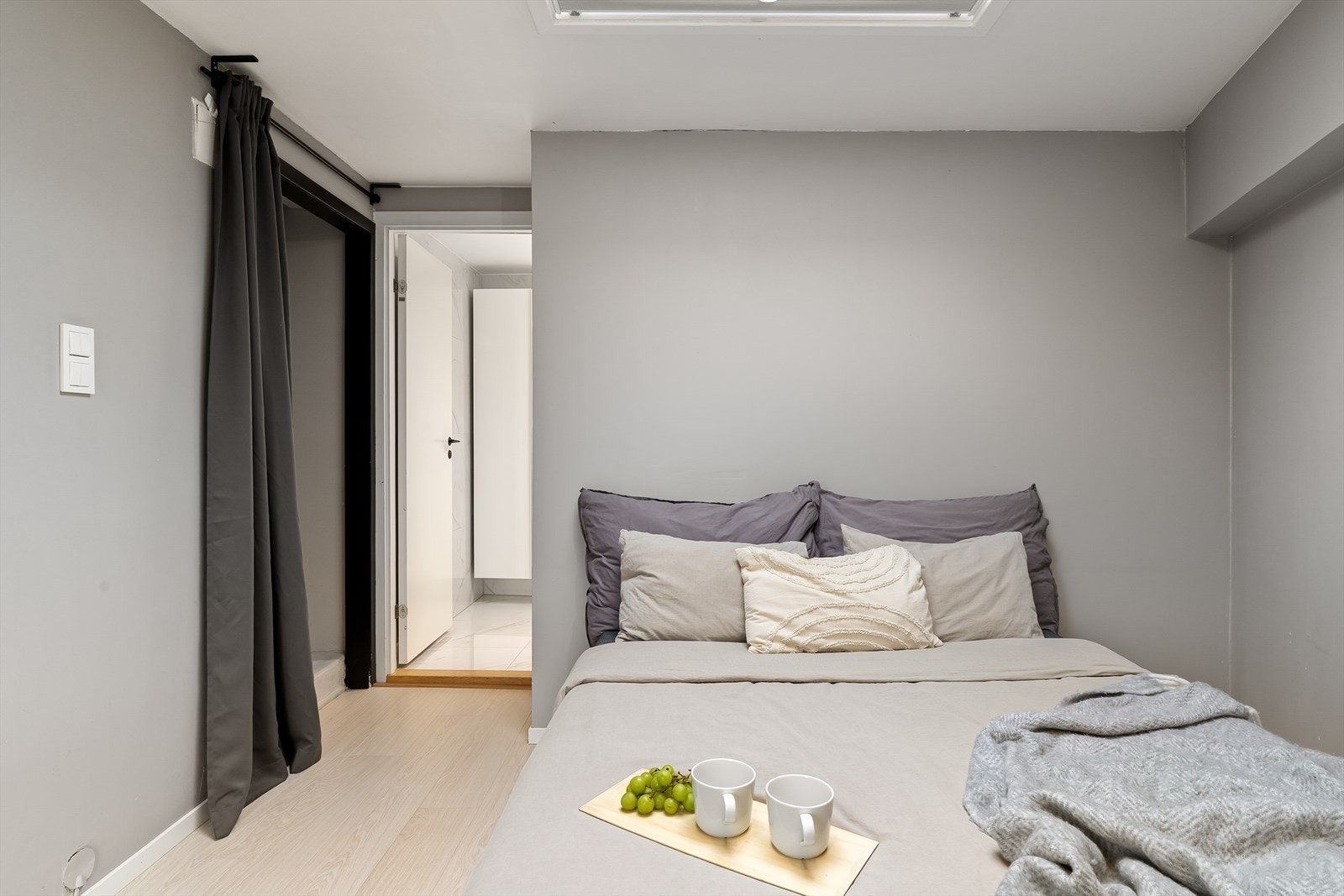 Fra soverommet går det en dør direkte inn til badet. Galleribilde