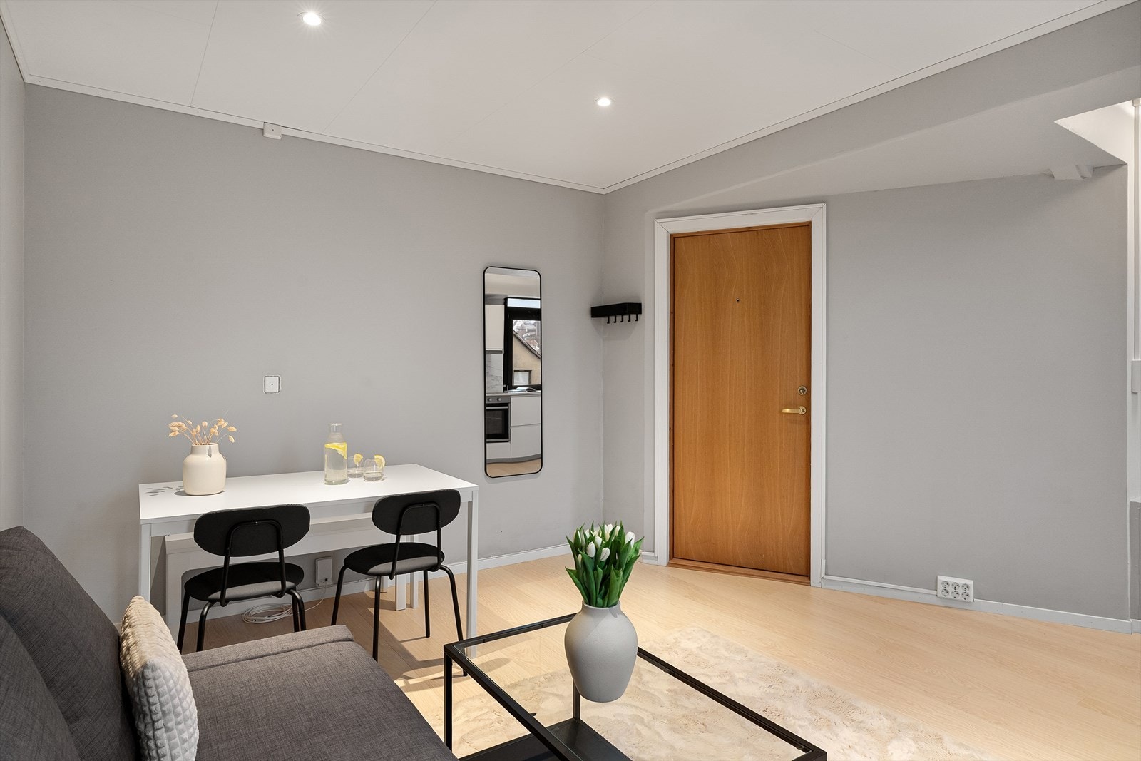 Entréen i forbindelse med stuen gir en enkel tilgang til resten av leiligheten. Galleribilde