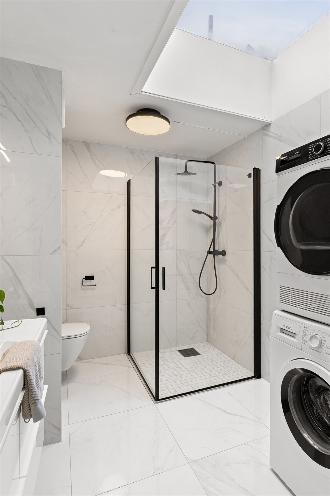 Takvinduet tilfører rommet naturlig lys og skaper en trivelig atmosfære. Galleribilde