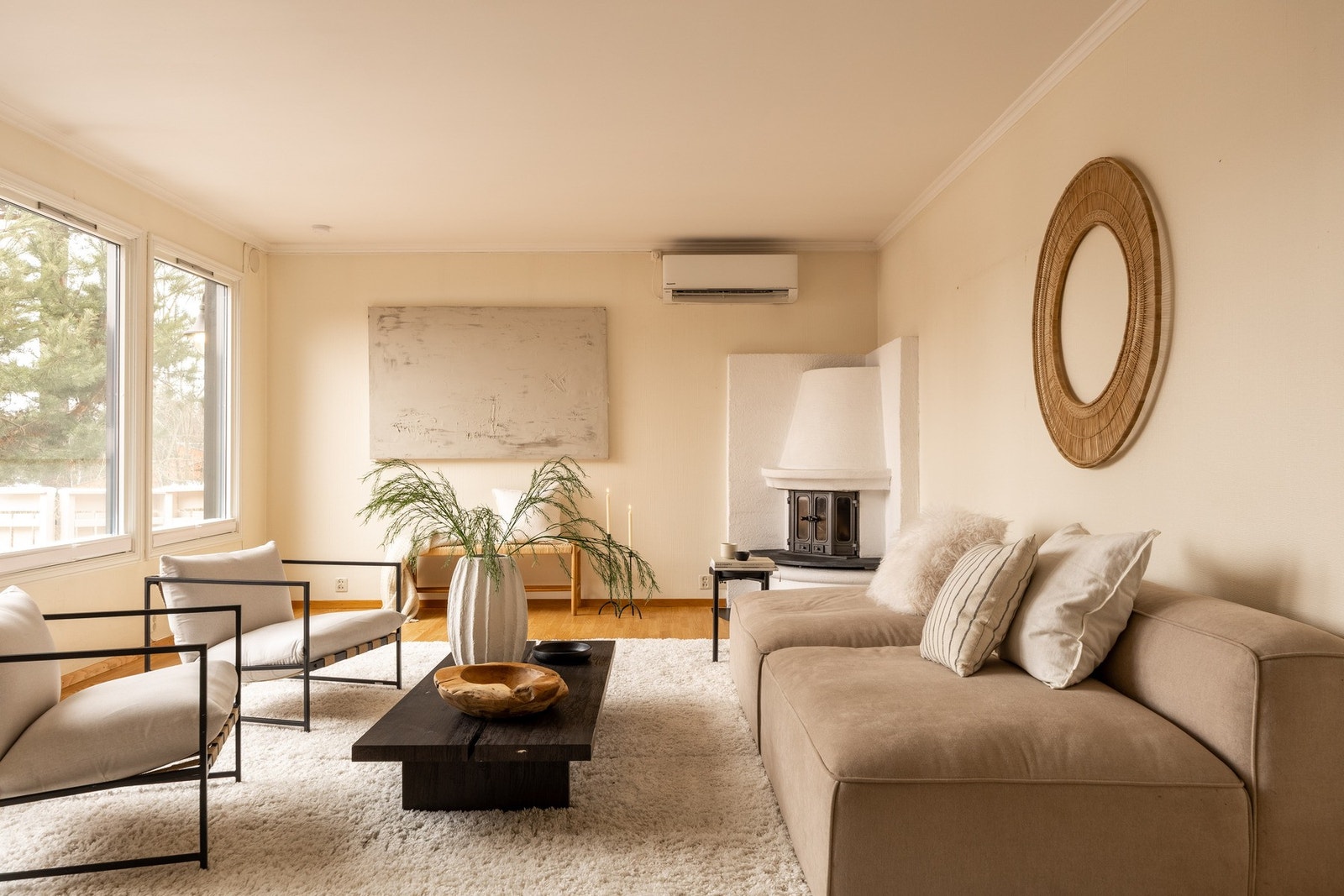 Stuen i hovedetasjen er lys og romslig. Galleribilde