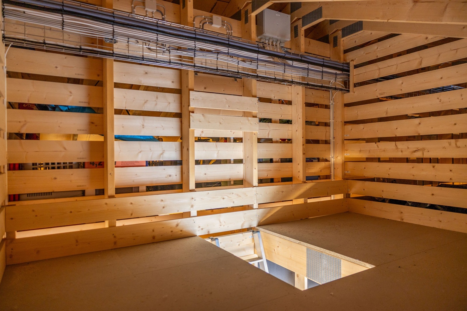 Godt med oppbevaringsplass over garasjen. Galleribilde