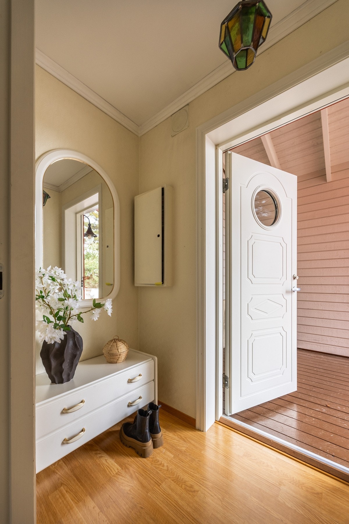 Innbydende entré med plass for klesoppheng og oppbevaring av sko. Galleribilde