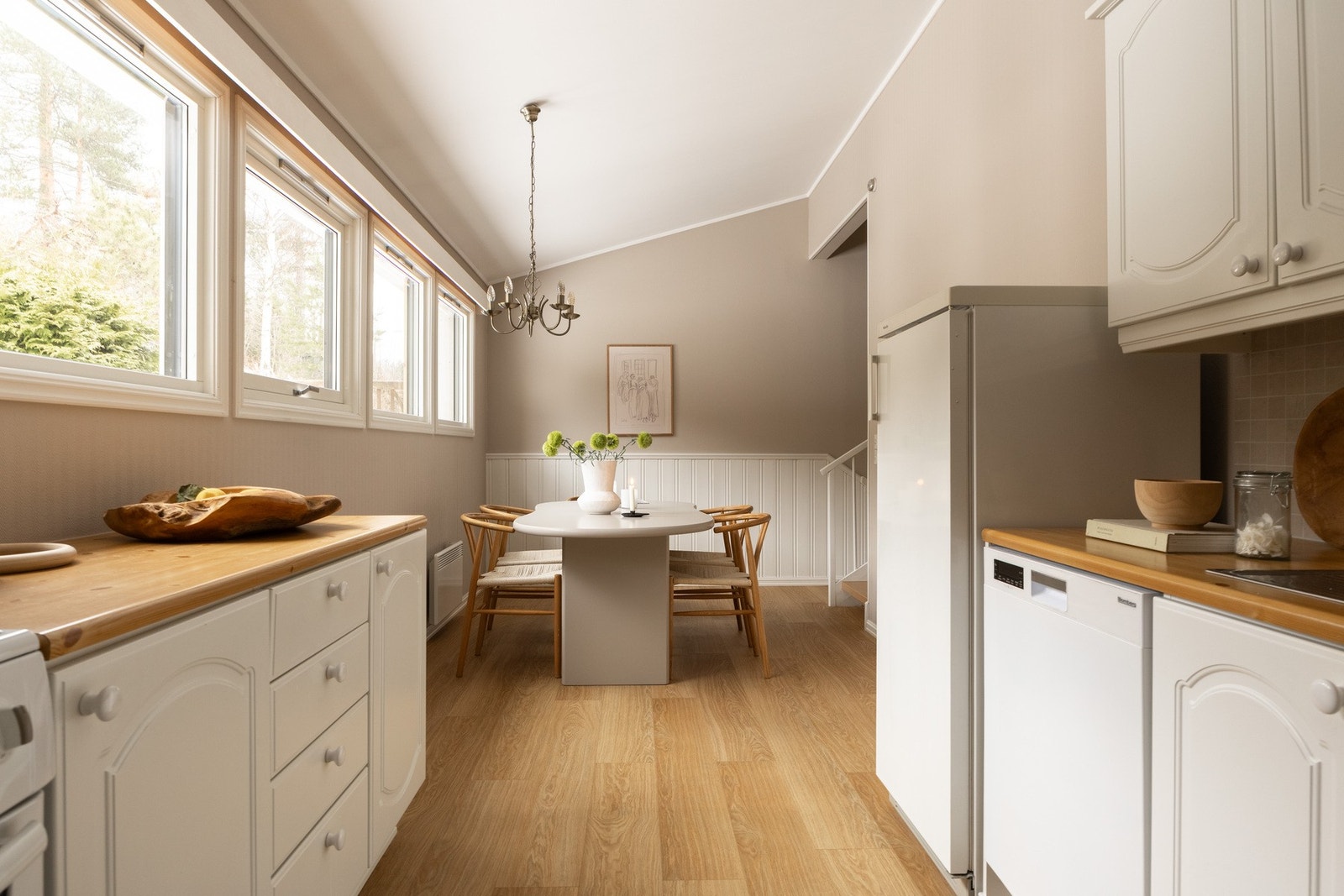 Det er en fin kombinasjon av skap og benkeplass for både oppbevaring og matlaging. Galleribilde