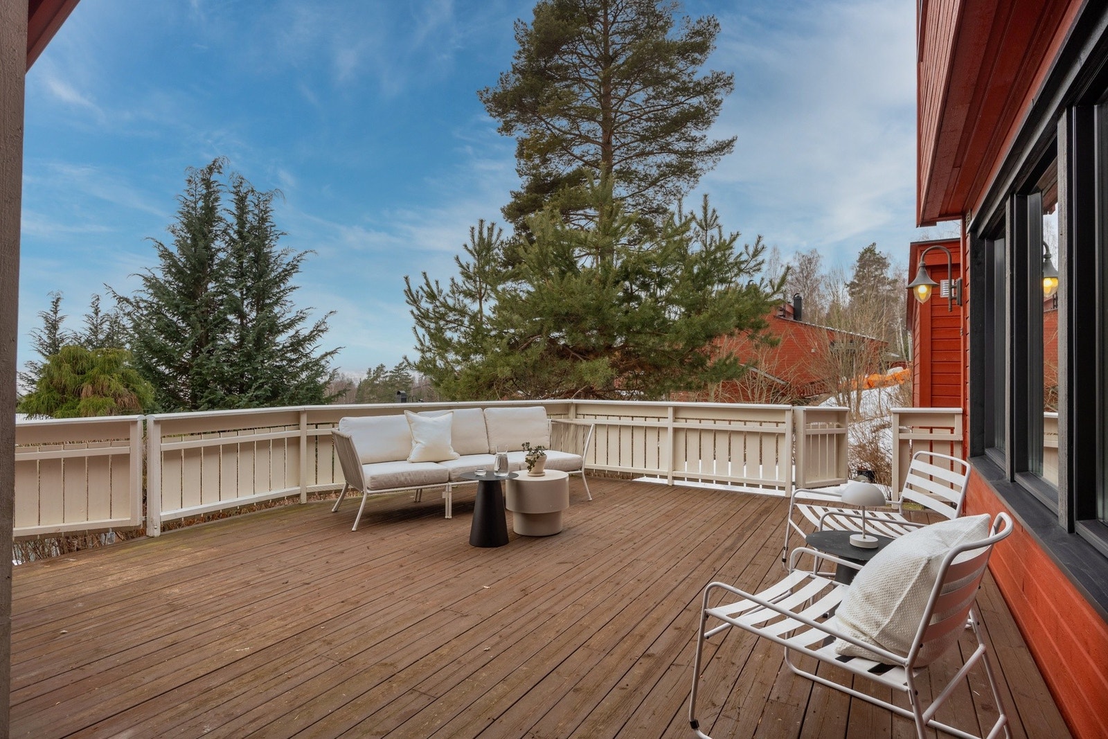 Det er god plass til å innrede med ønsket utemøblement i flere soner. Galleribilde