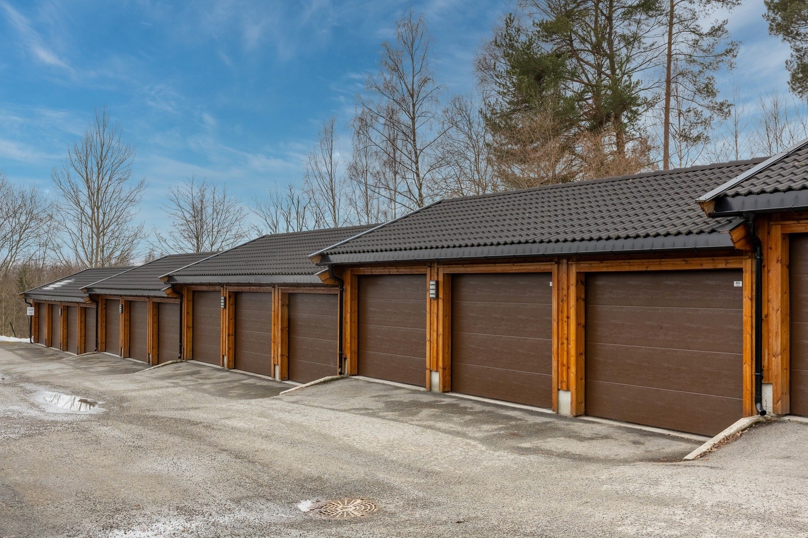 Boligen har garasje i felles rekke. Galleribilde