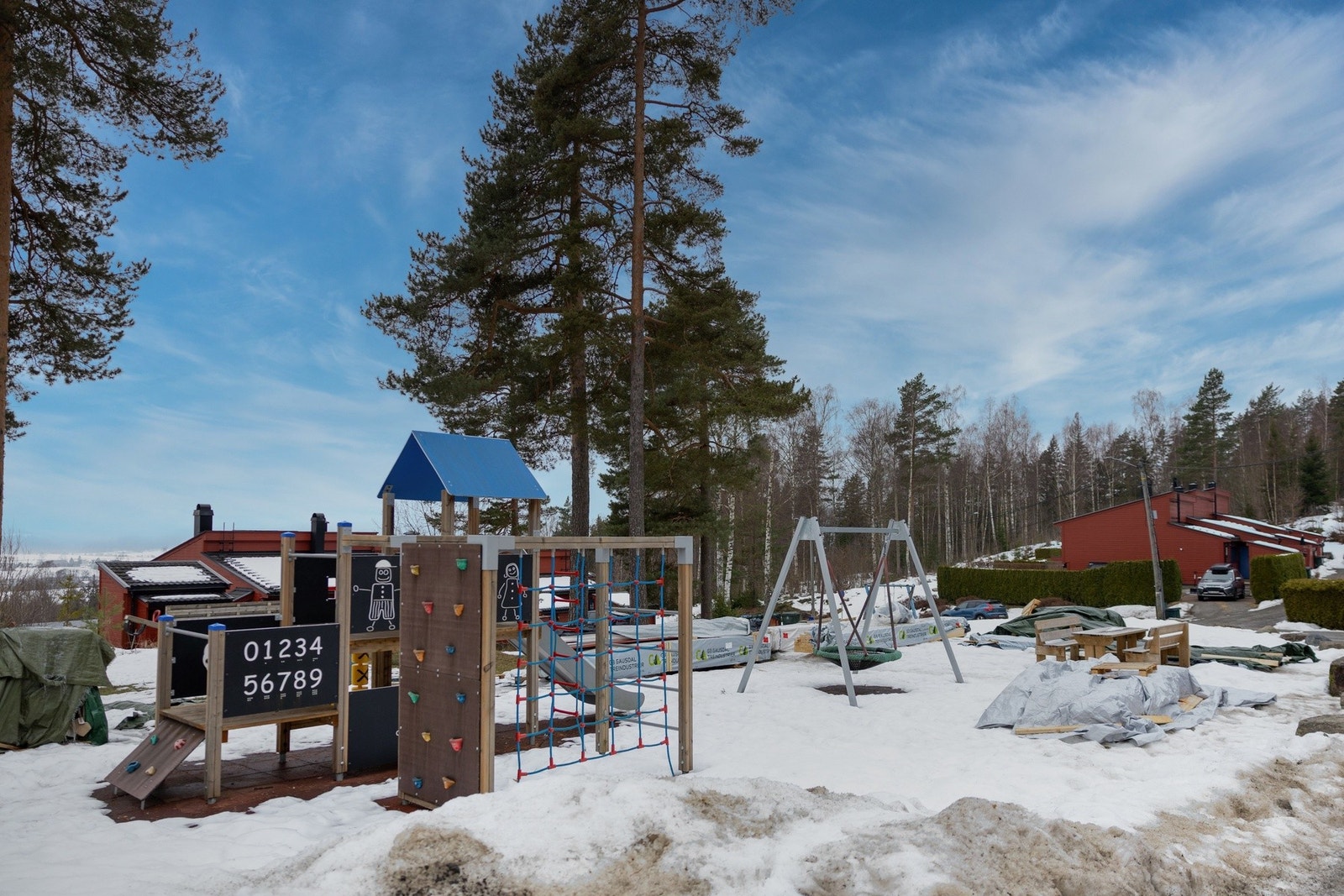 Pene fellesområder med lekeplass. Boligen ligger i en stille blindvei. Galleribilde