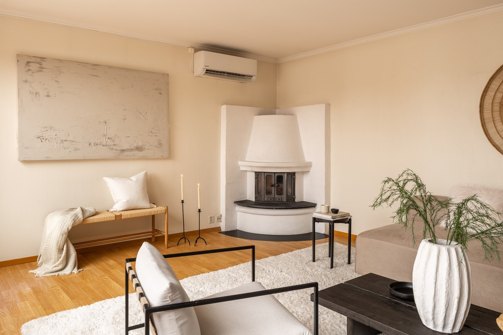 Man får også en koselig peisovn som varmer godt og gir boligen en lun atmosfære. Galleribilde