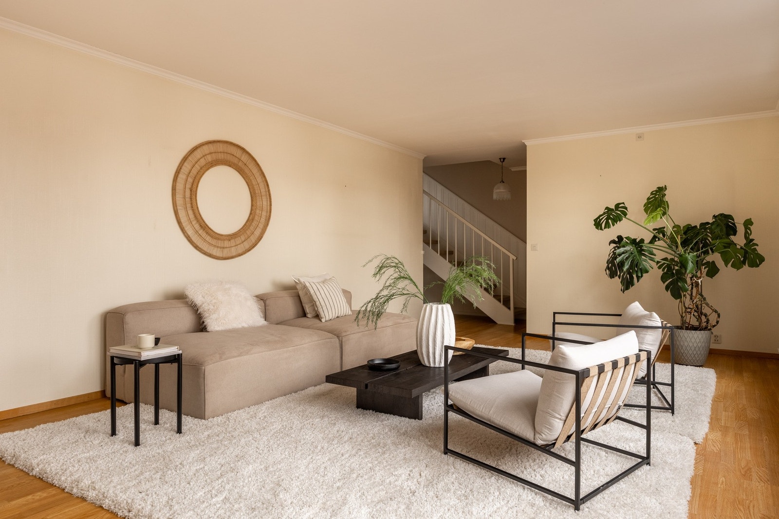 God plass til sofa, stoler, bord og tilhørende mediemøblement. Galleribilde