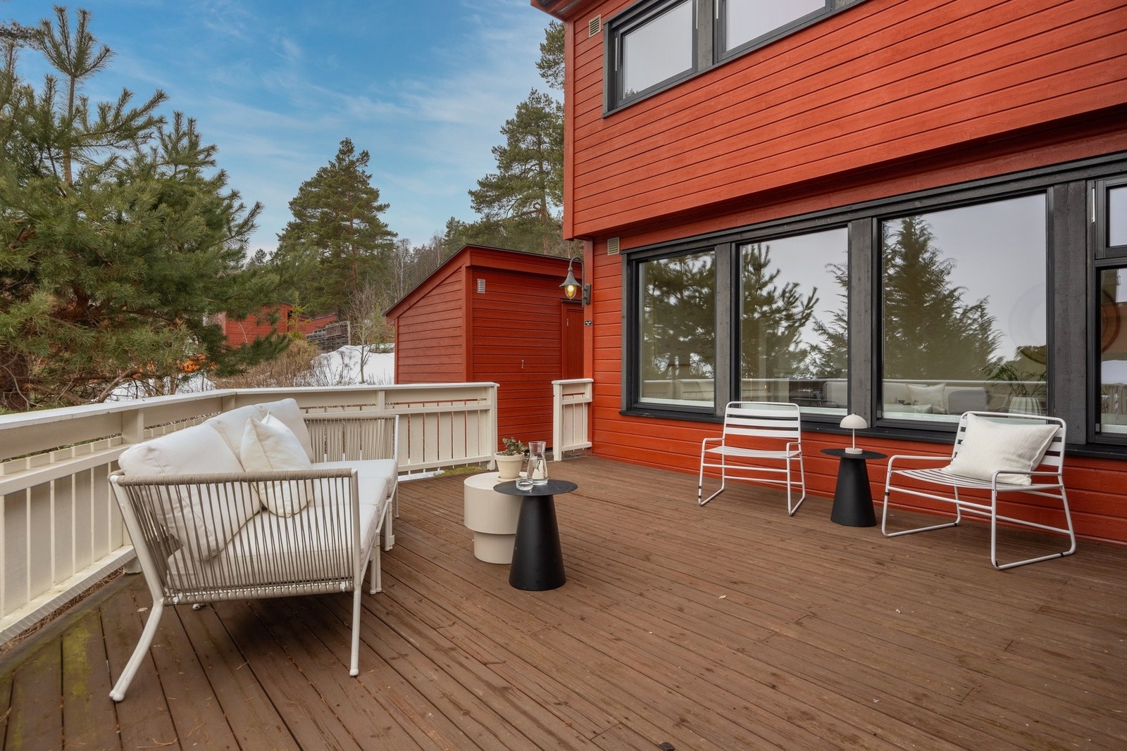 Praktisk tilknyttet utvendig bod er perfekt for oppbevaring av sesongbetont møblement. Galleribilde