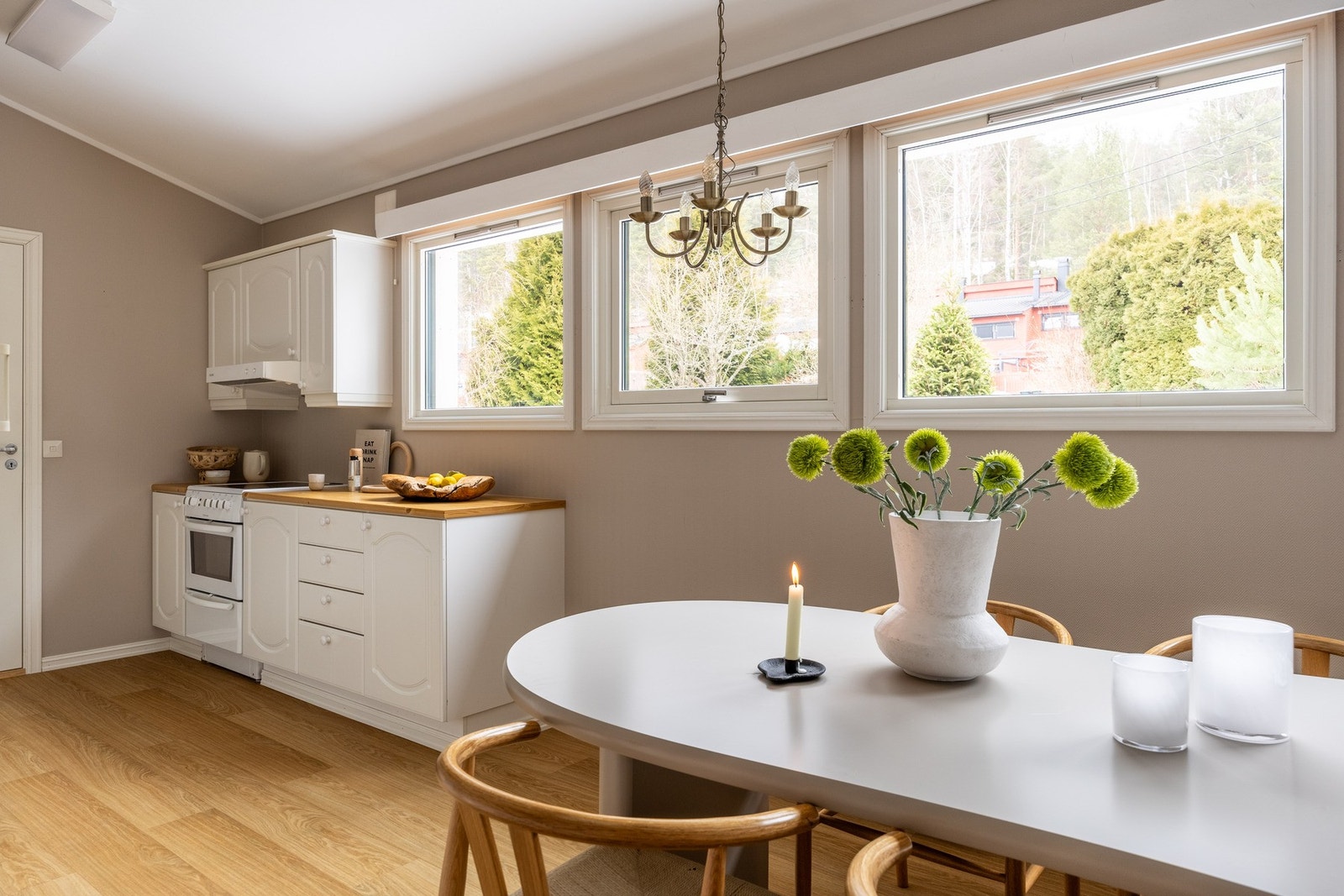 Det er rikelig med naturlig lysinnslipp. Galleribilde