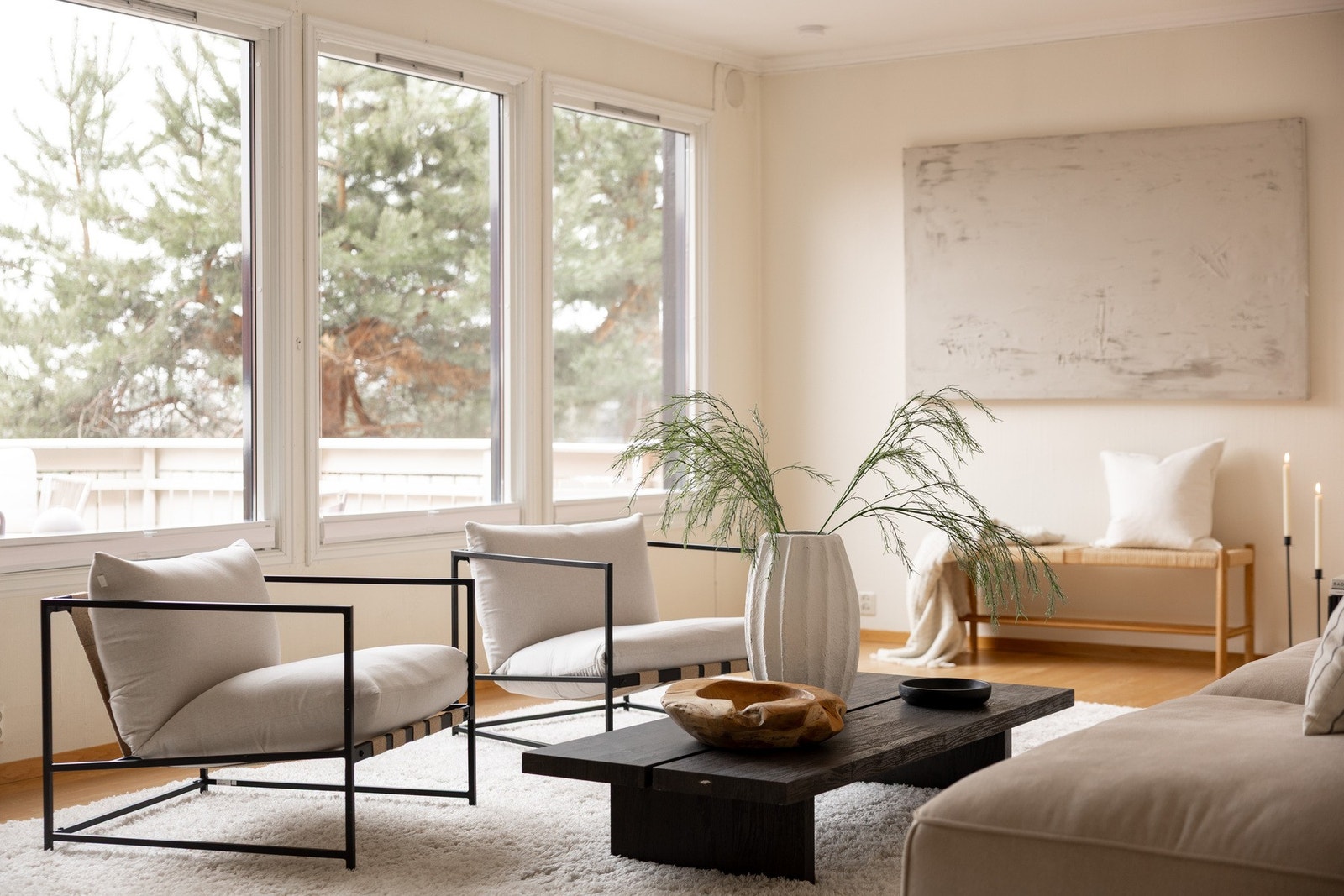 Store vindusflater slipper inn rikelig med naturlig lys. Galleribilde