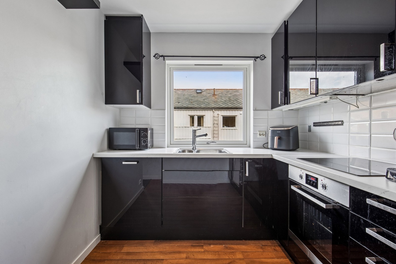 Kjøkken med integrerte hvitevarer Galleribilde