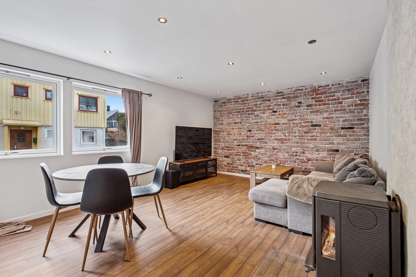 Flott selveierleilighet over 2 plan i høy 1. etasje Galleribilde