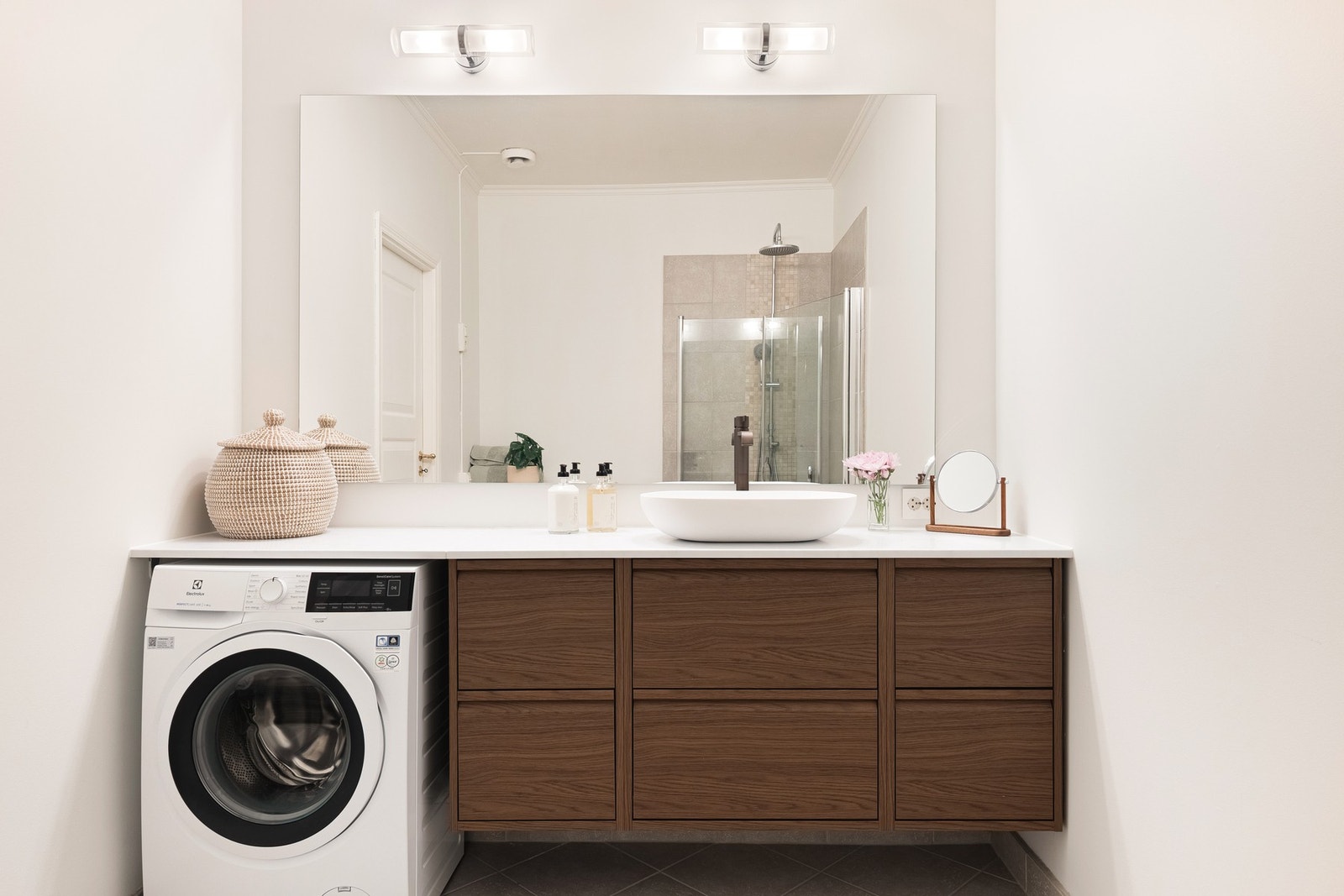 Badet ble oppgradert i 2025 med nytt toalett, baderomsinnredning med benkeplate, vask og blandebatteri fra Tapwell. Badet ble samme året malt, samt fikk nytt speil og belysning. Galleribilde