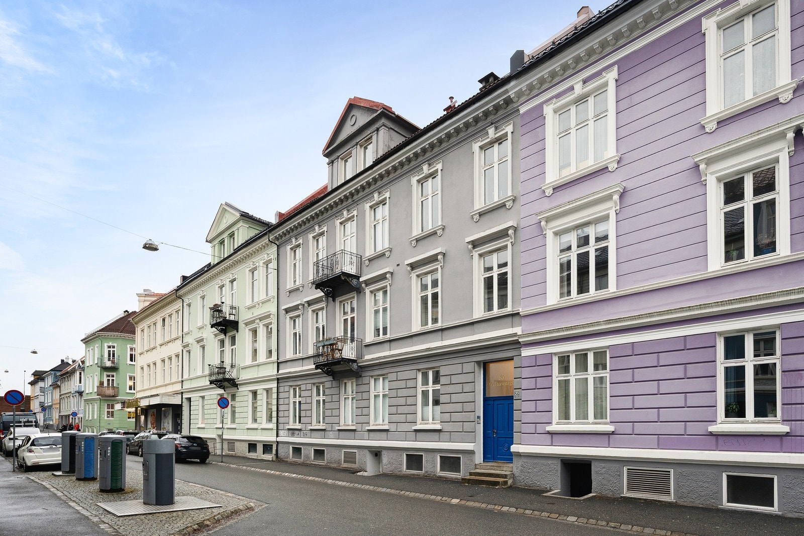 Du har tilgang på en bakgård som deles av tre bygårder. Galleribilde