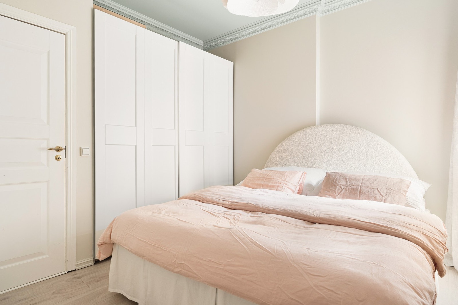 Soverommene har plass til dobbeltseng, nattbord og garderobe. Galleribilde