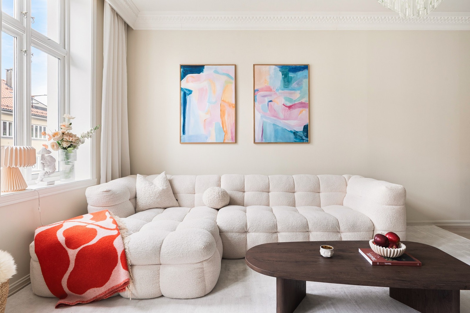 Stuen er lys og luftig med delikate farger og 1-stavs laminat gulv. Galleribilde