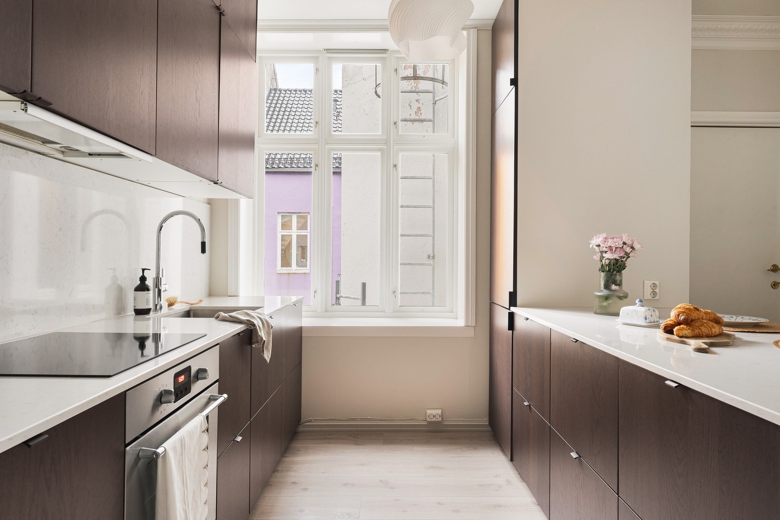 Integrerte hvitevarer består av stekeovn, platetopp, oppvaskmaskin, kjøleskap og frys. Galleribilde