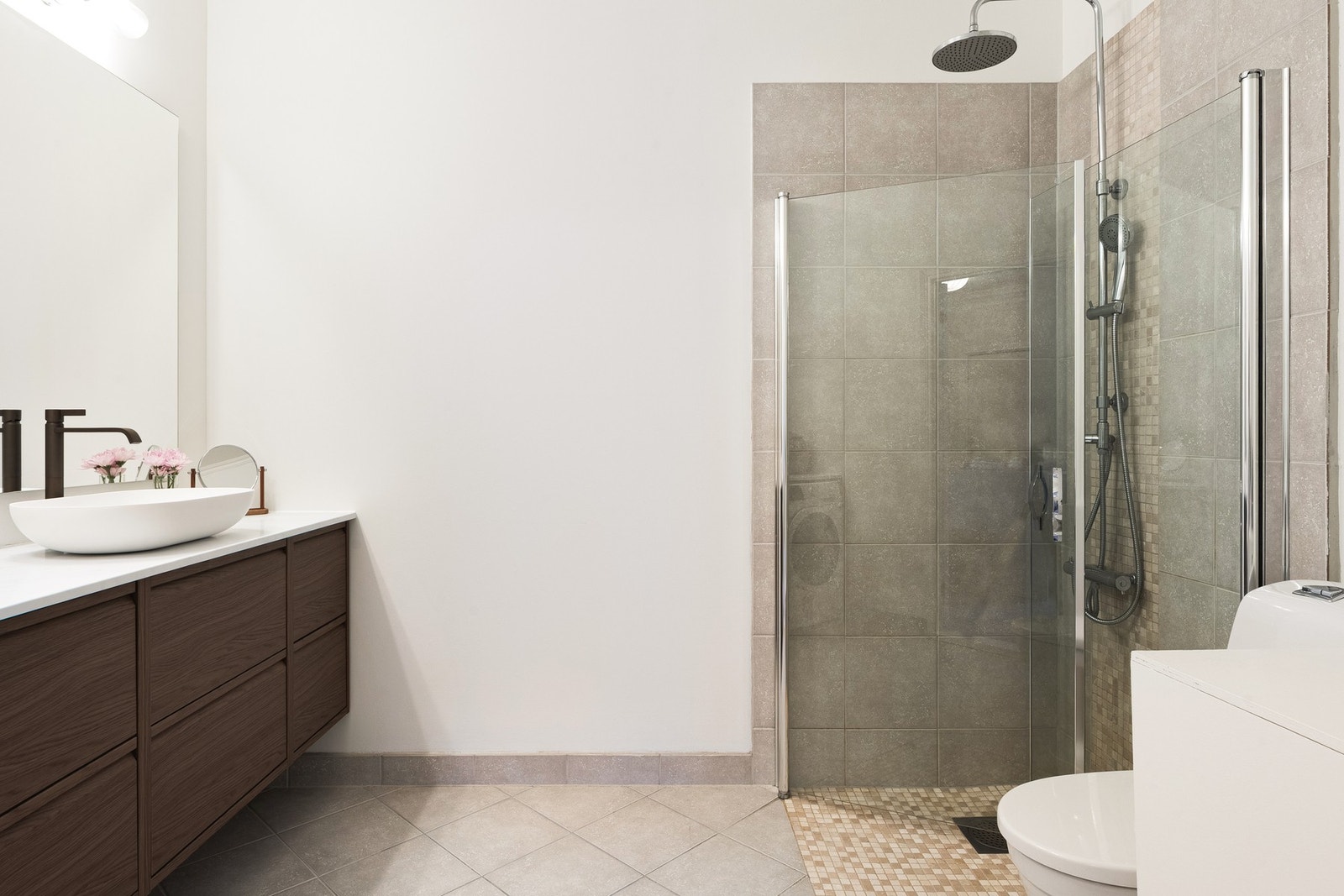 Badet på 6 kvm har flislagt gulv med varmekabler, 120 liters vamtvannstank og opplegg for vaskemaskin. Galleribilde