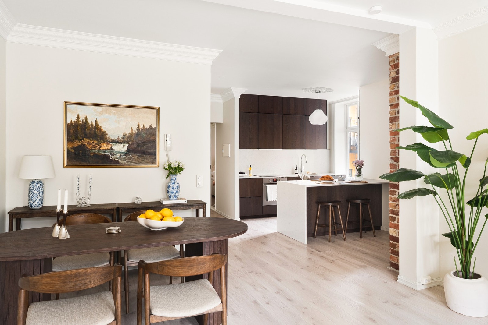 Klassisk bygårdsleilighet i 3. etasje med god takhøyde, stukkatur og rosetter. Galleribilde