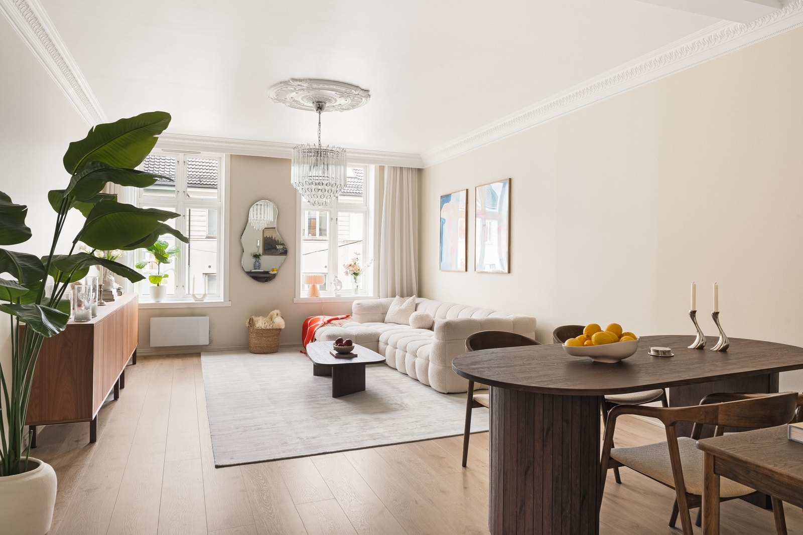 Legg merke til de store vindusflatene som slipper inn nydelig naturlig lys. Galleribilde