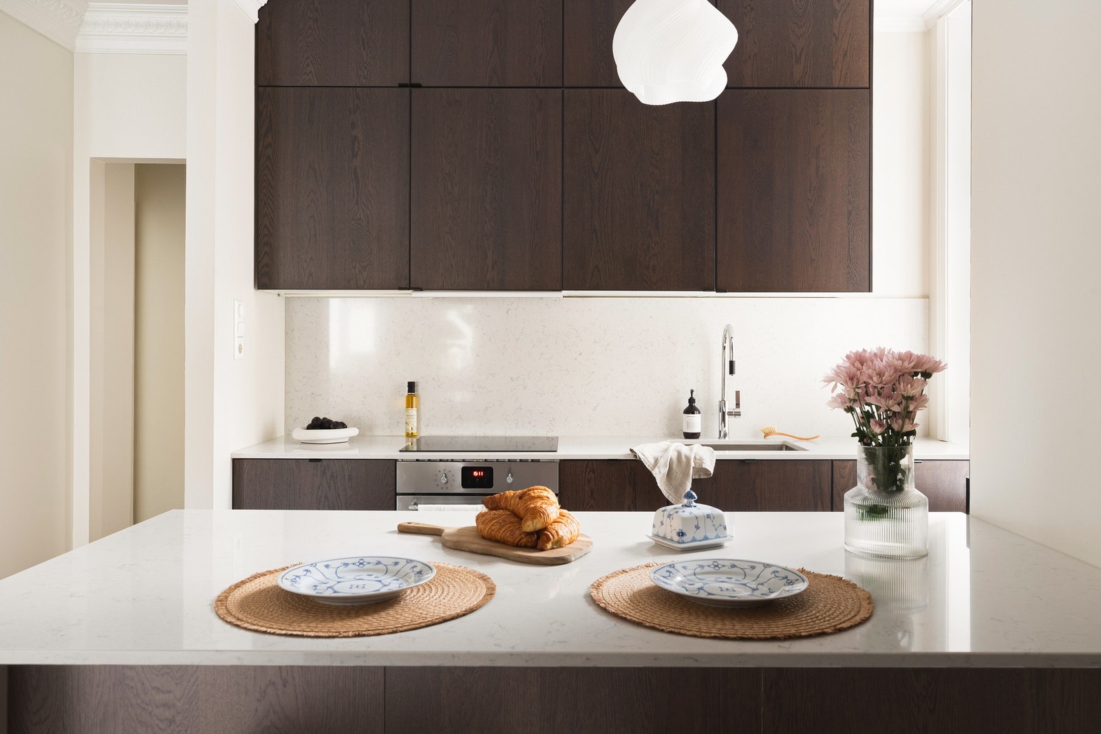 Kjøkkenet er som hjerte i leiligheten med fine kvaliteter og god skap- og benekplass. Galleribilde