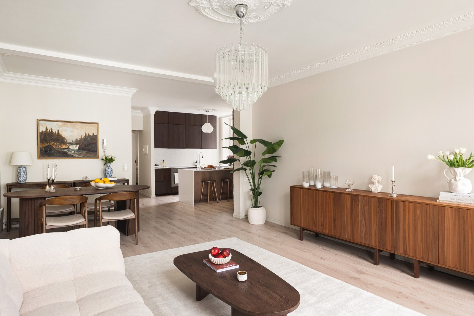 Den åpen og sosial løsningen mellom stue og kjøkken på 46 kvm gjør rommet til et naturlig samlingssted. Galleribilde