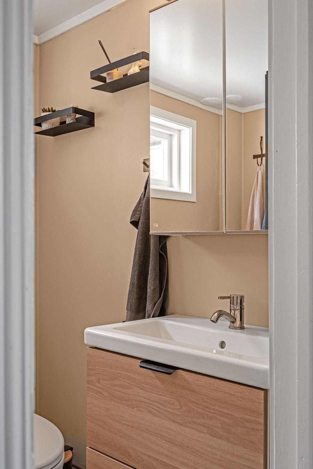 Moderne servantinnredning med speilskap gir god oppbevaringsplass. Galleribilde