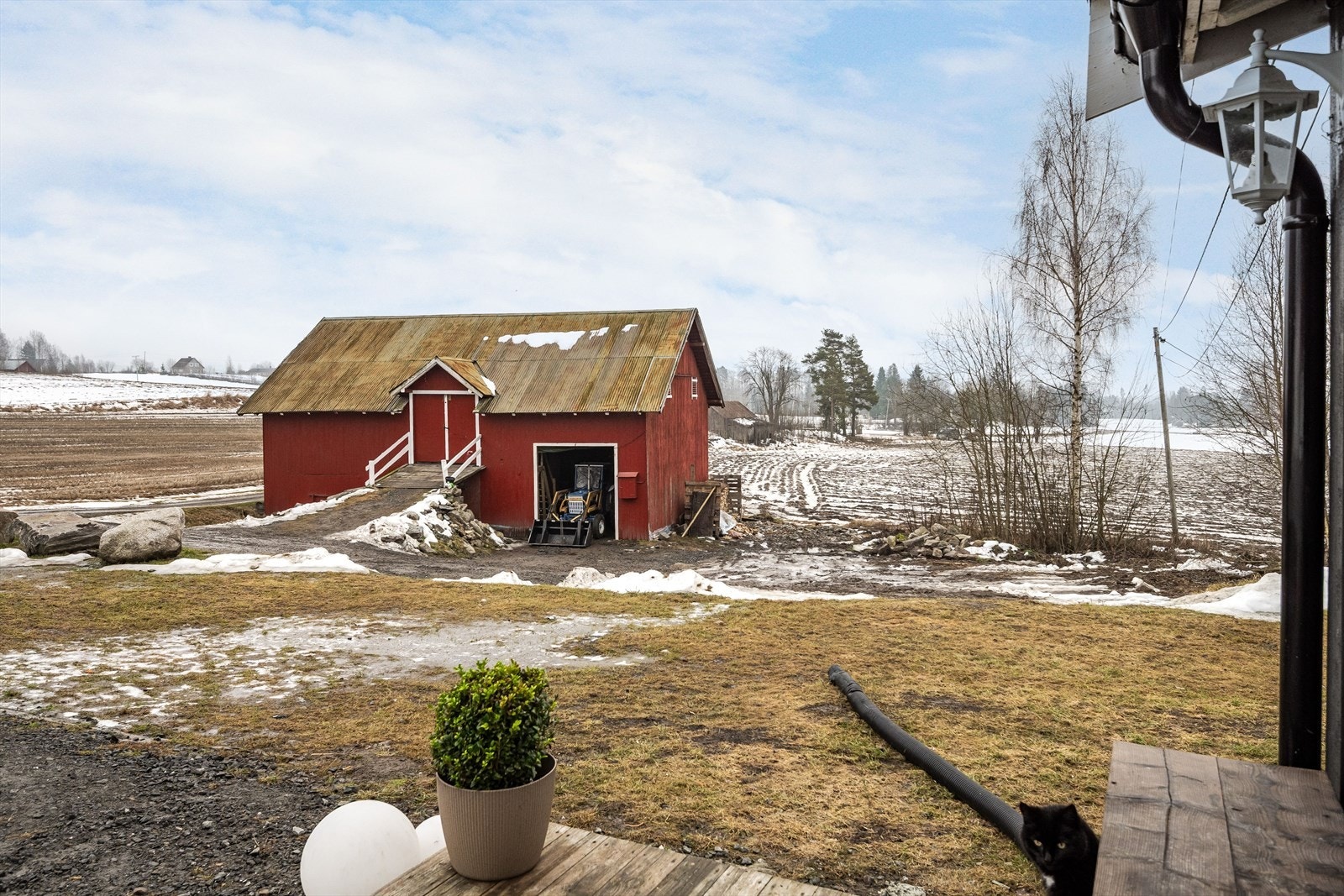 Låven er punktfundamentert og bygget med reisverk, og har behov for vedlikehold. Galleribilde