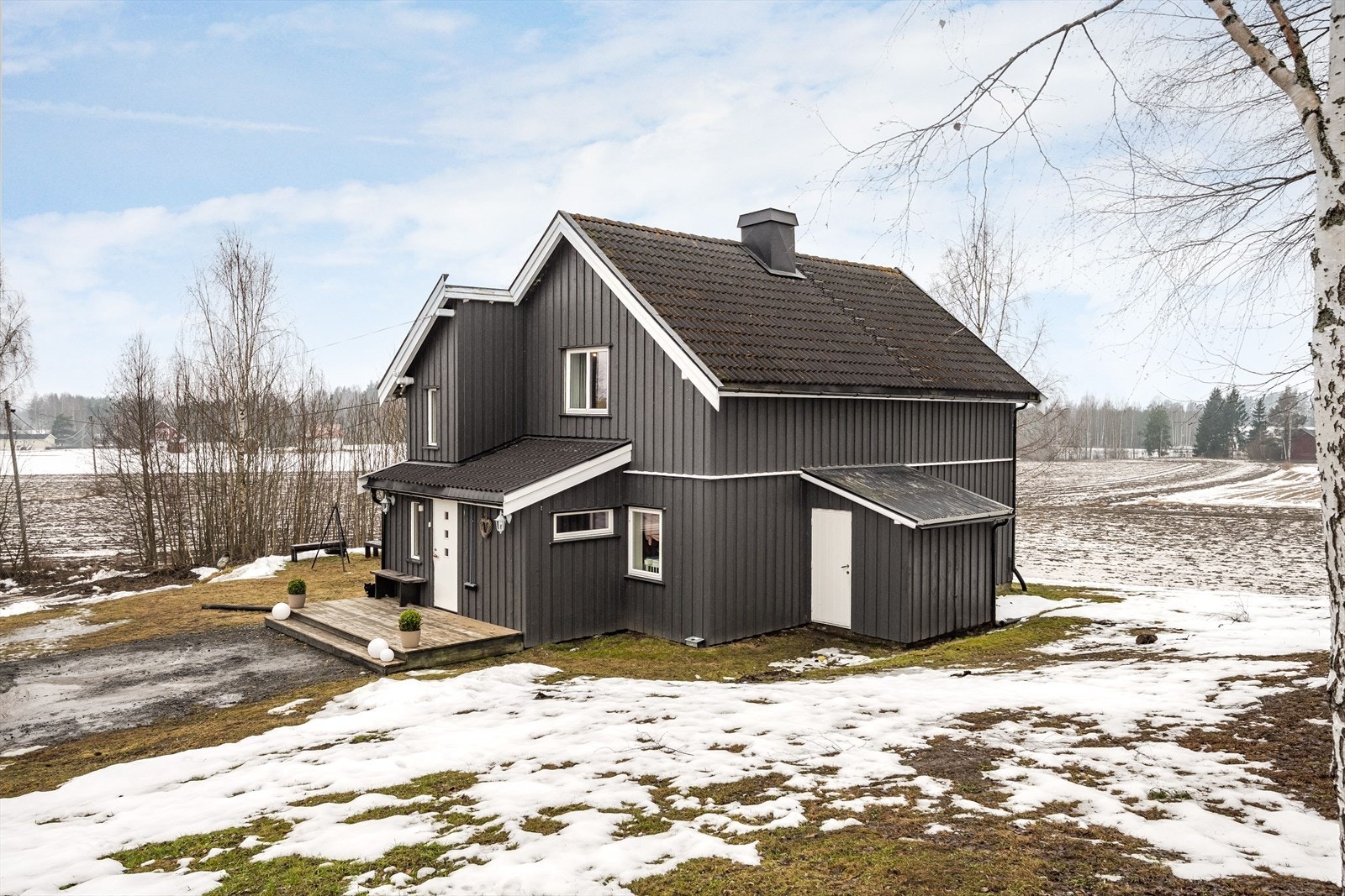 Huset er kledd med tømmermannskledning og taket har takstein fra 2010. Galleribilde