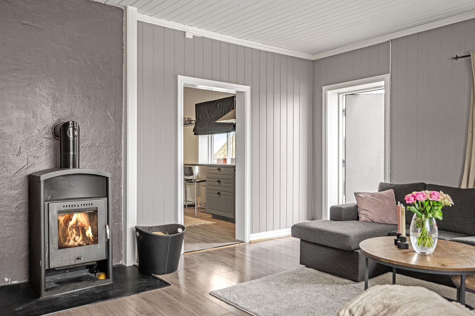 Stuen har laminatgulv og panelte vegger, som gir et stilrent og pent uttrykk. Galleribilde