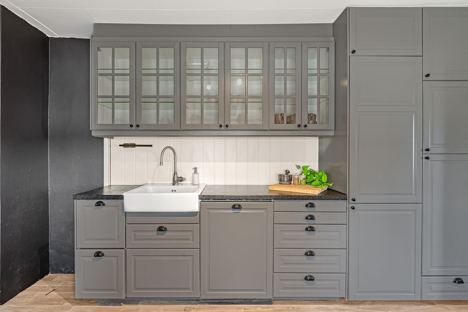 Laminert benkeplate og en fin vask i porselen. Galleribilde