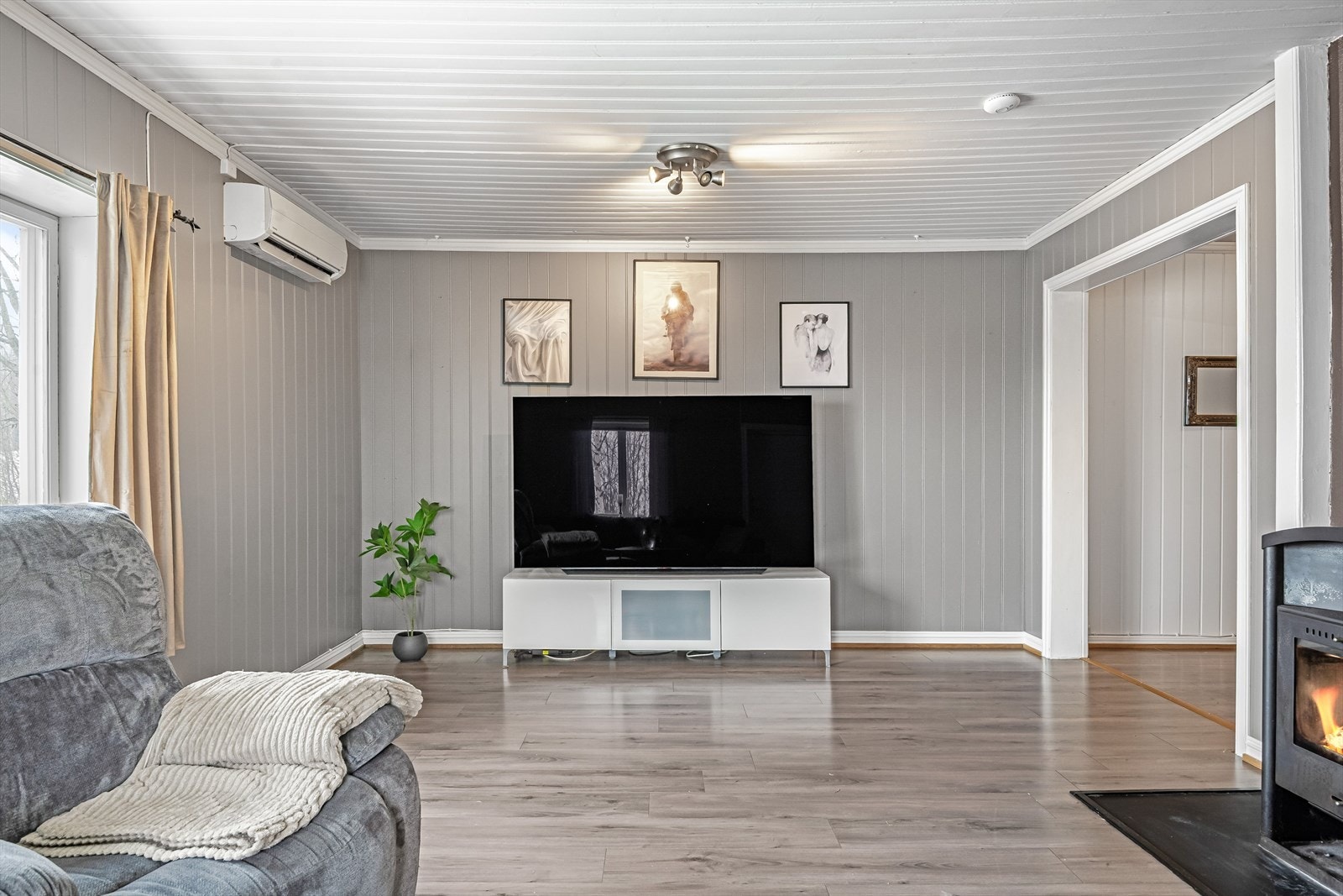 Romslig stue med plass til både sofagruppe og TV-område. Galleribilde