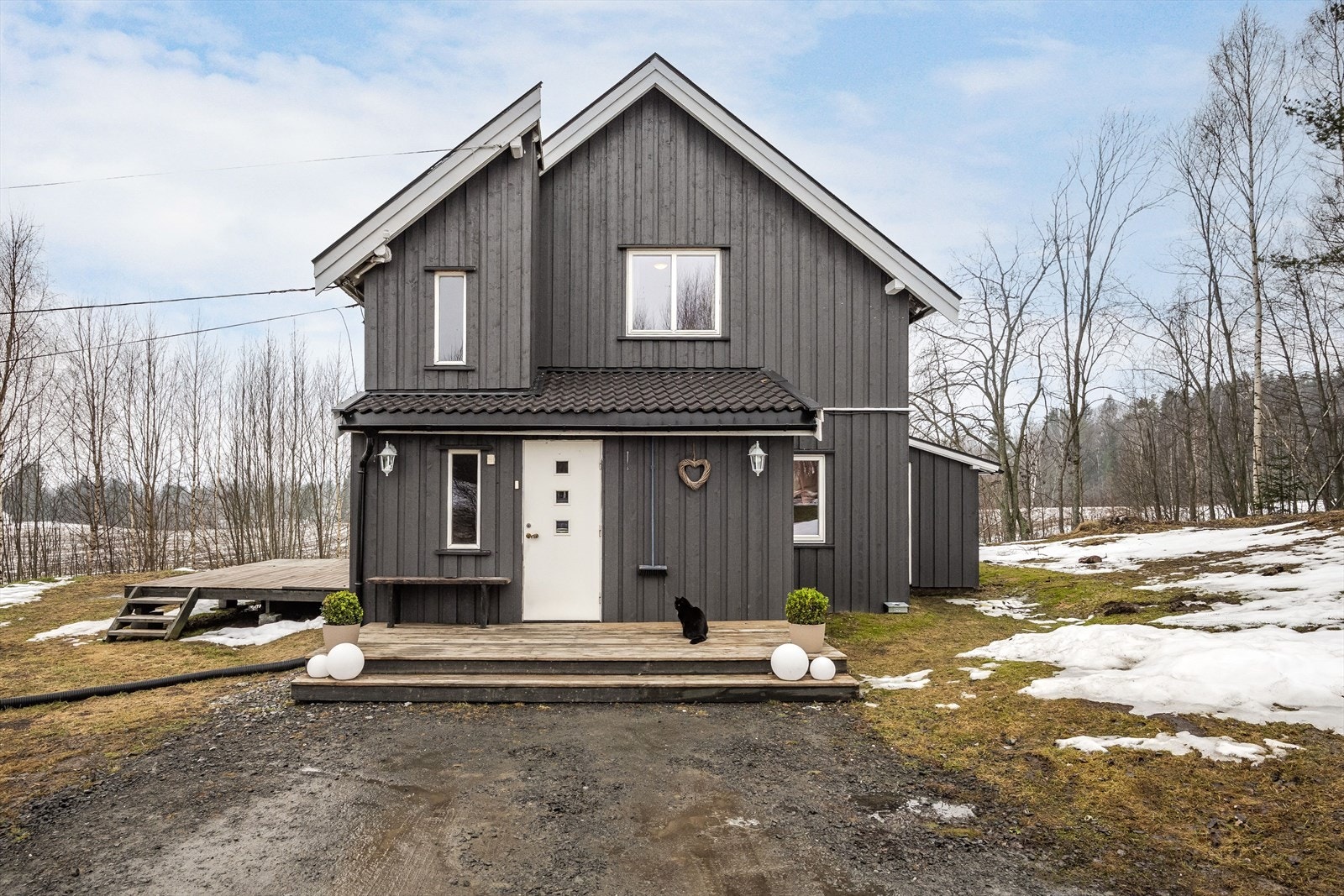 Platting ved inngangspartiet med plass til liten sittegruppe og hvor både to og firbeinte kan nyte utsikten og roen. Galleribilde