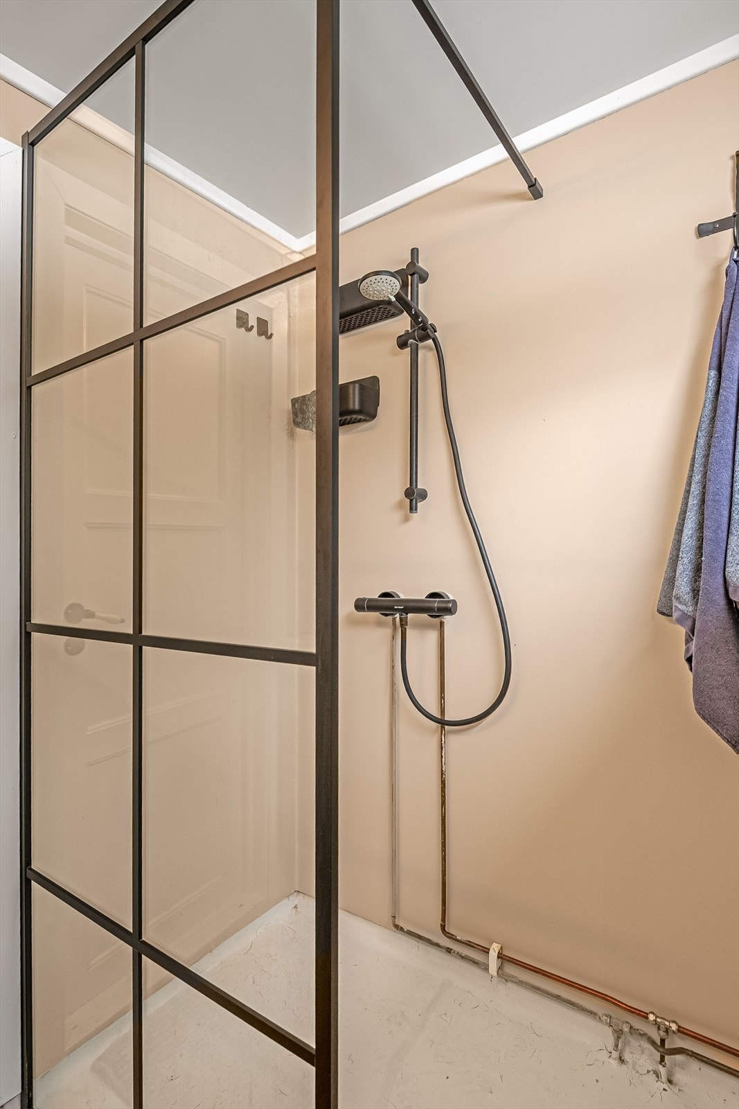 Åpen dusjløsning med glassvegg gir praktisk utnyttelse av rommet. Galleribilde