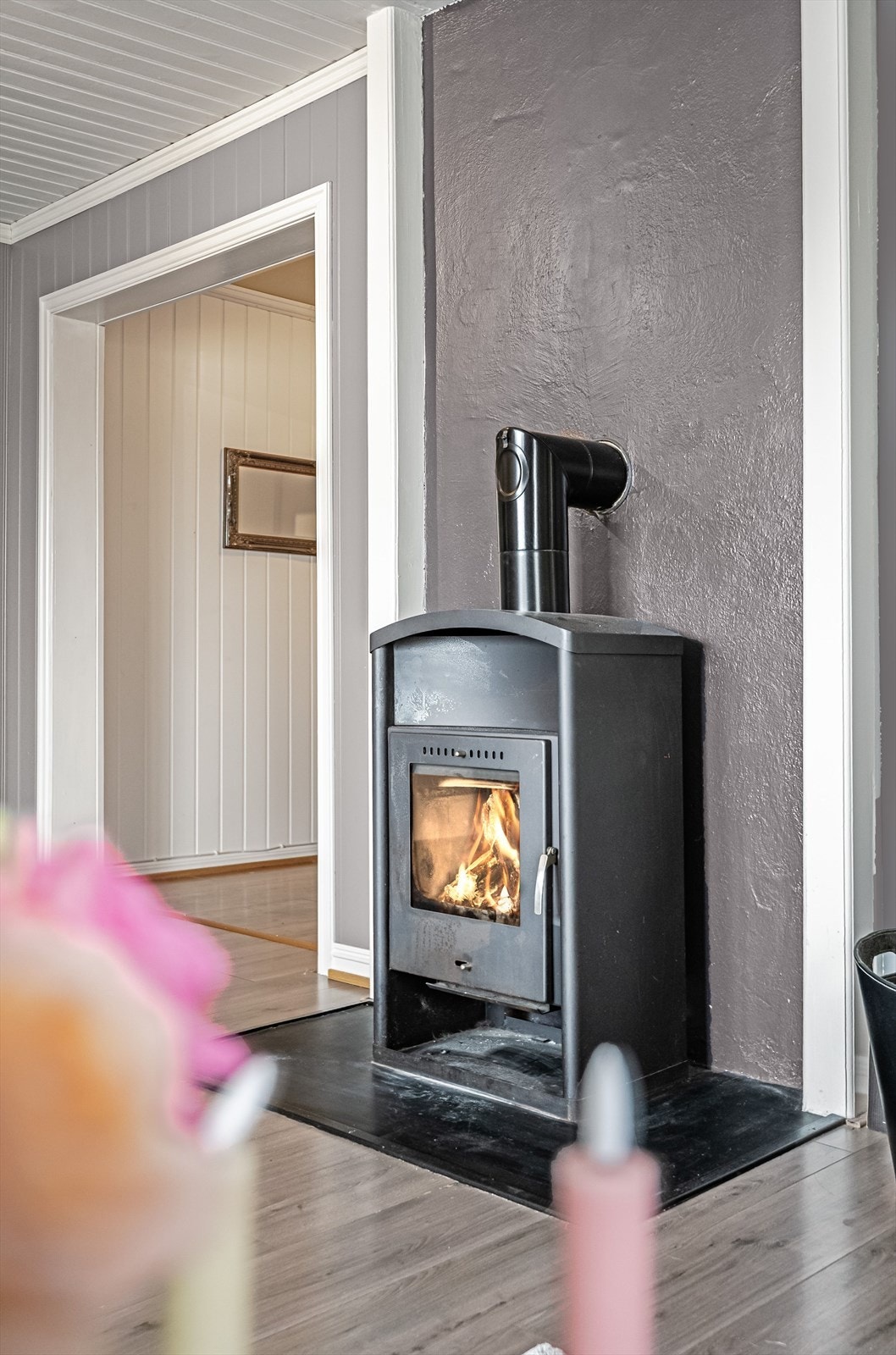 Vedovn i stuen sørger for jevn og god varme på kalde dager, og skaper en koselig stemning. Galleribilde